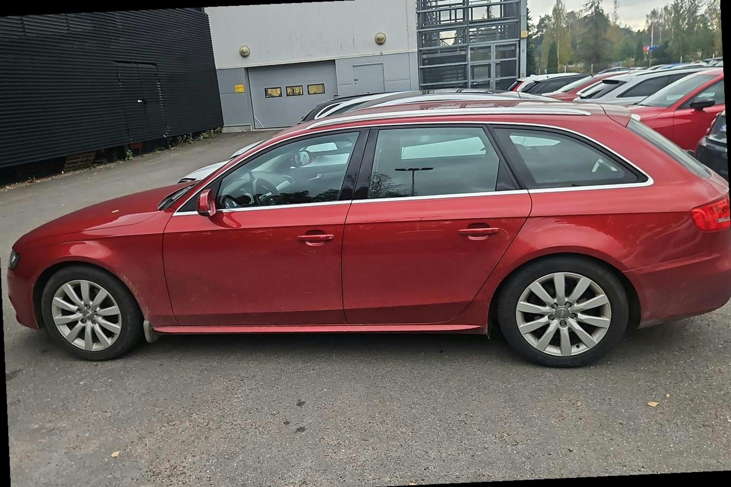 punainen Audi A4 2011 kuva 3.