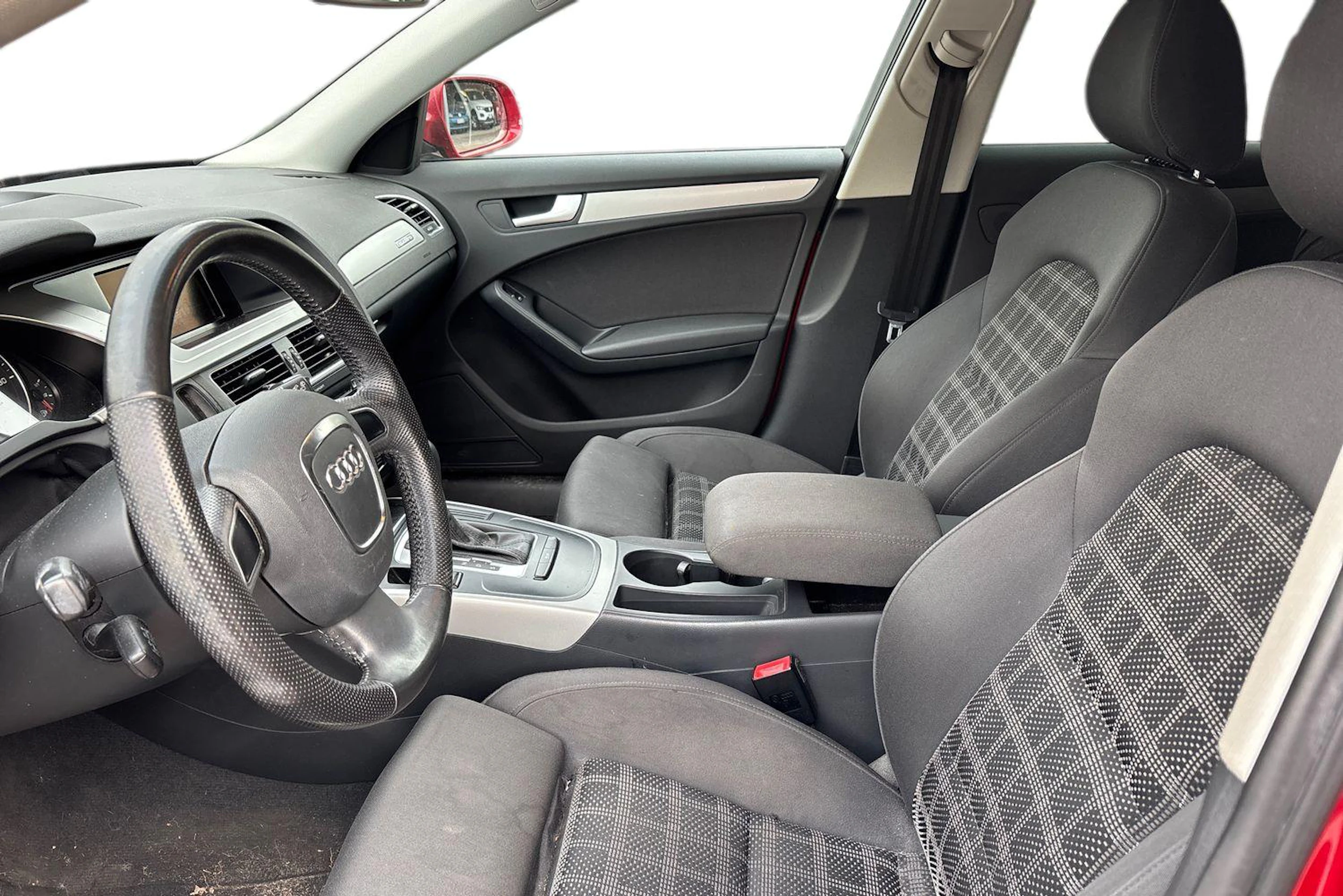 punainen Audi A4 2011 kuva 3.