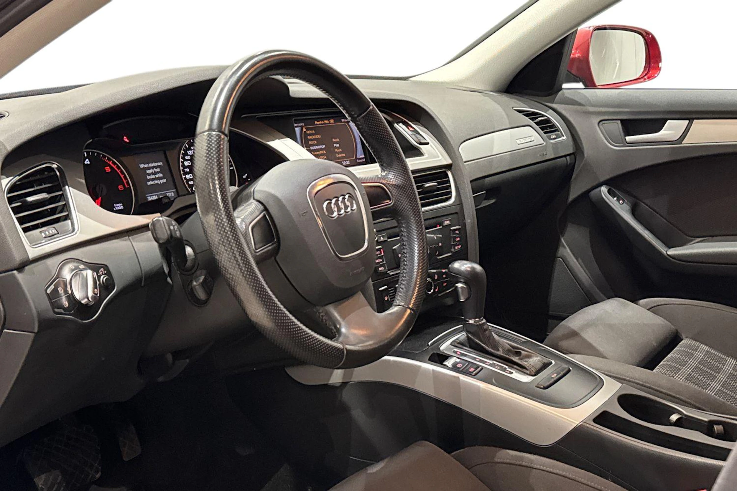 punainen Audi A4 2011 kuva 8.