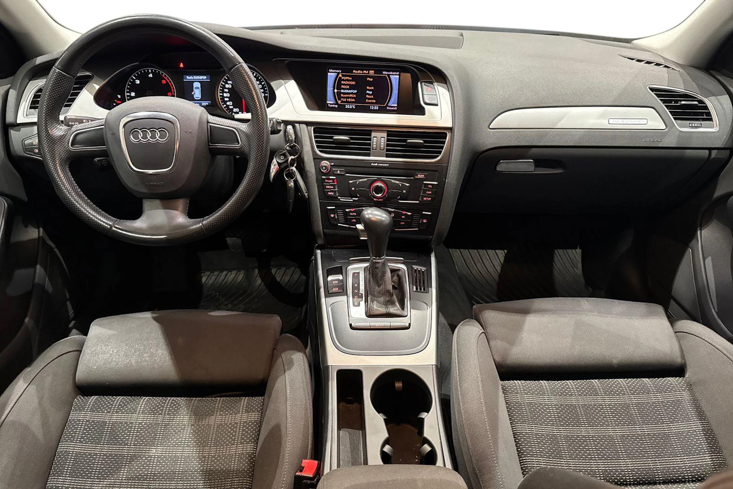 punainen Audi A4 2011 kuva 9.
