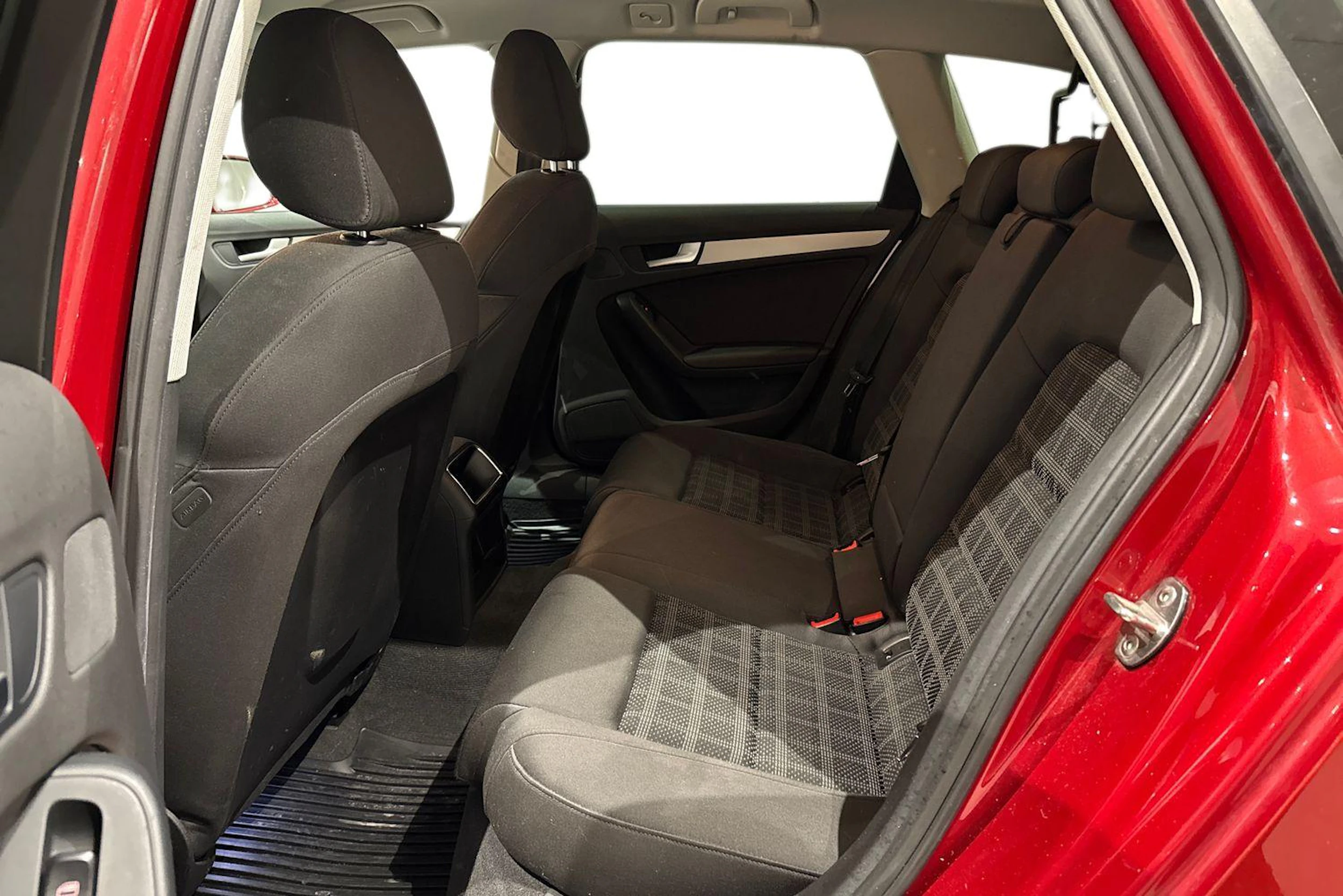 punainen Audi A4 2011 kuva 11.