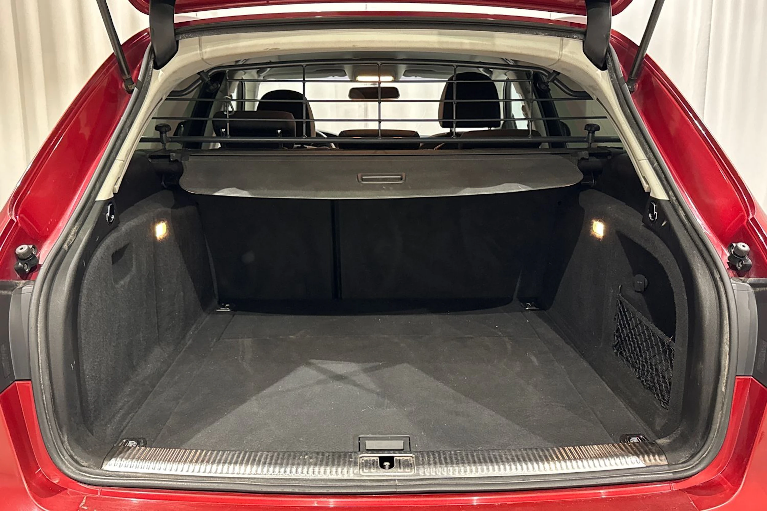 punainen Audi A4 2011 kuva 16.