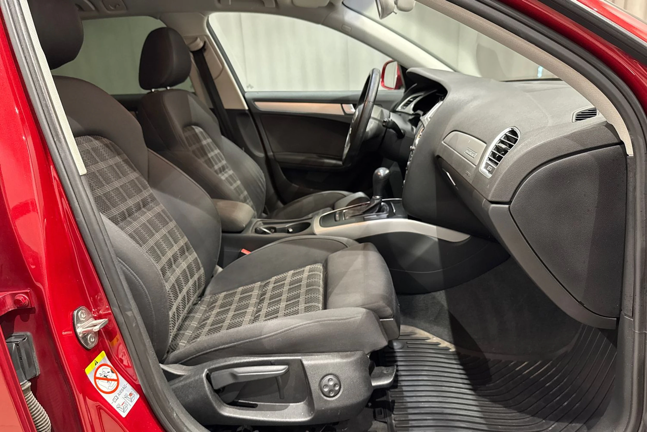 punainen Audi A4 2011 kuva 17.