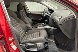 punainen Audi A4 2011 kuva 17.