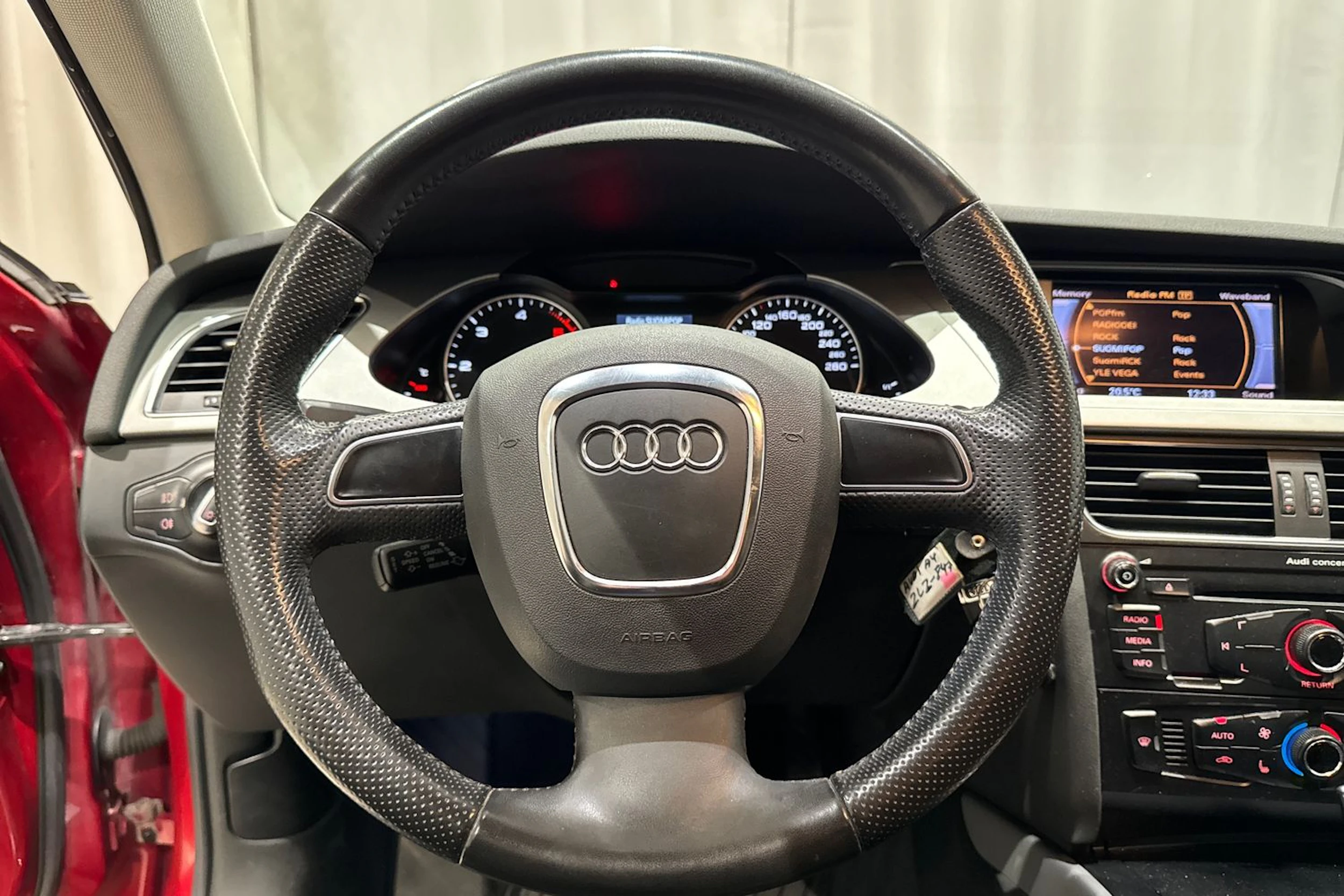 punainen Audi A4 2011 kuva 18.