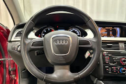 punainen Audi A4 2011 kuva 18.