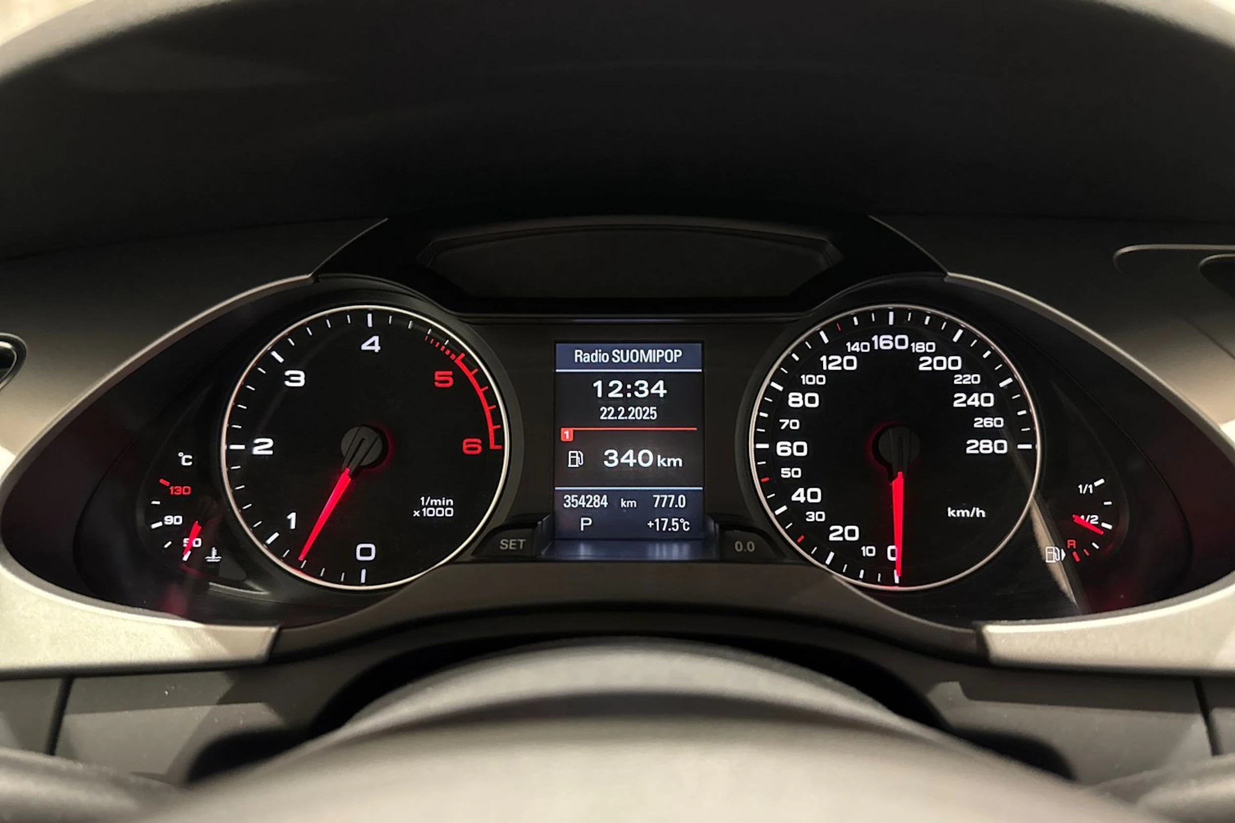 punainen Audi A4 2011 kuva 19.