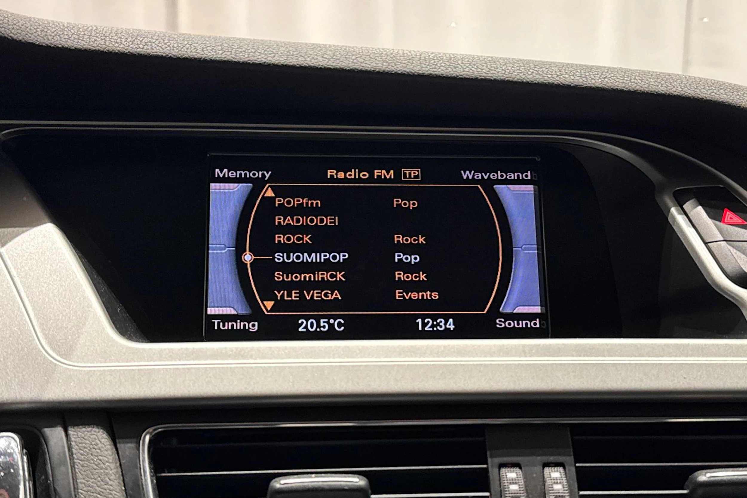 punainen Audi A4 2011 kuva 21.