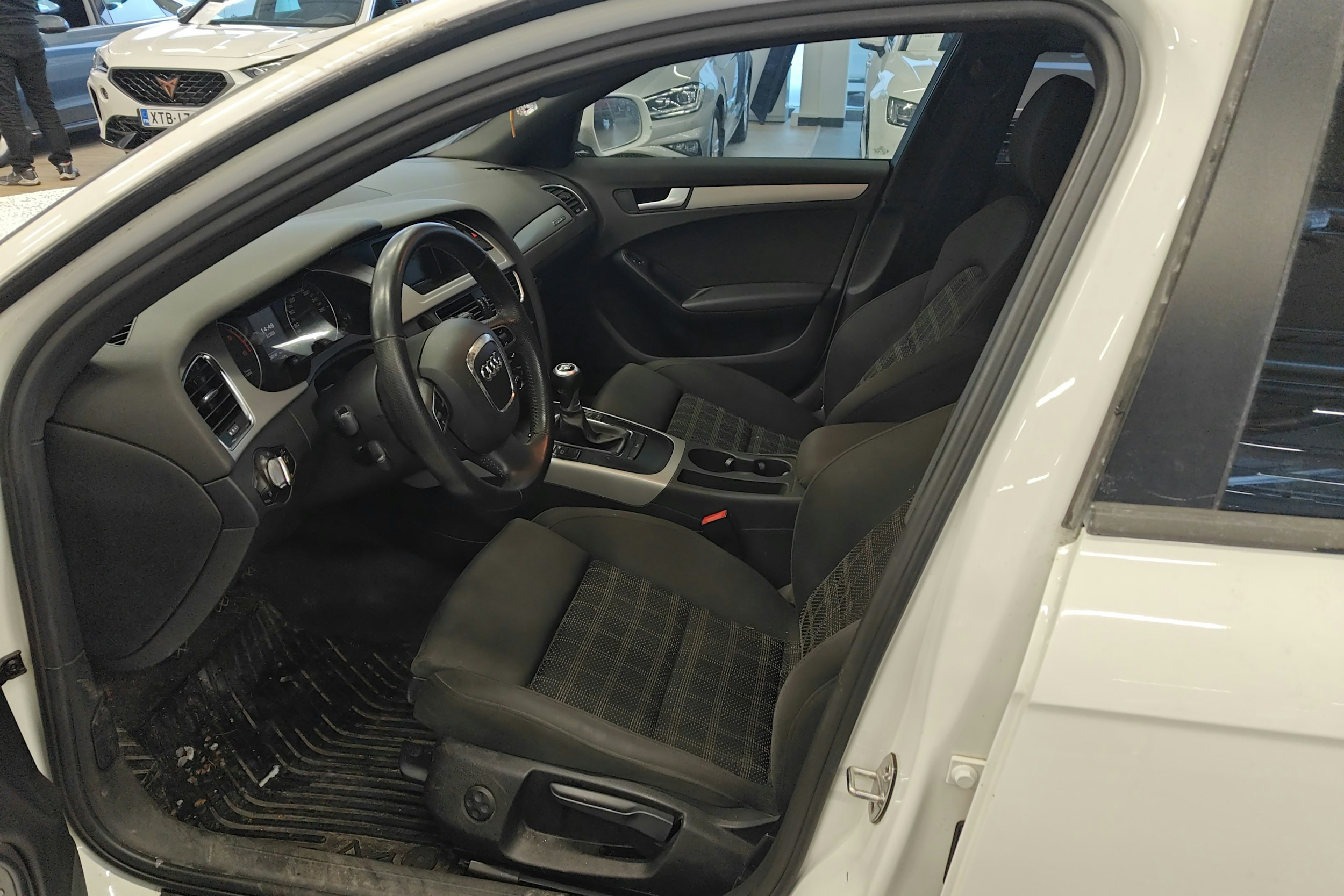 Valkoinen Audi A4 2012 kuva 3.