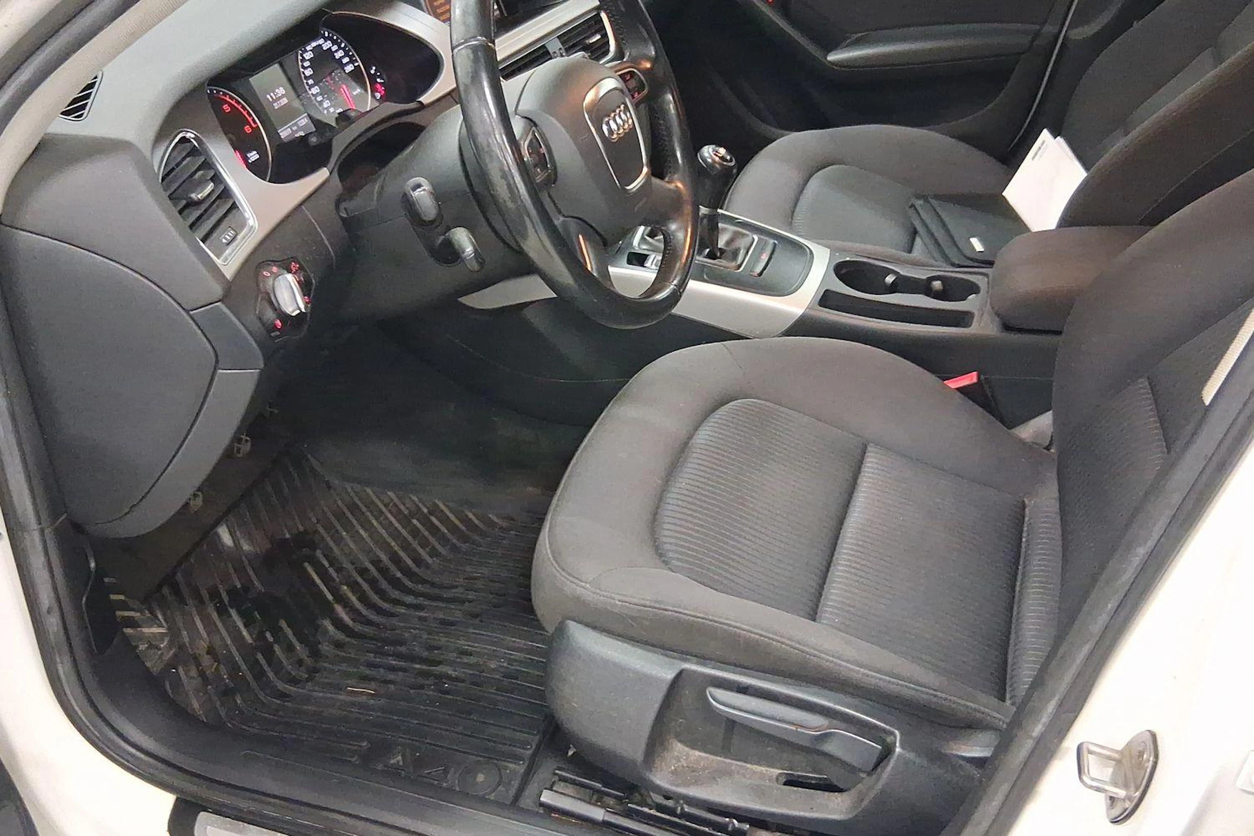 Valkoinen Audi A4 2012 kuva 3.