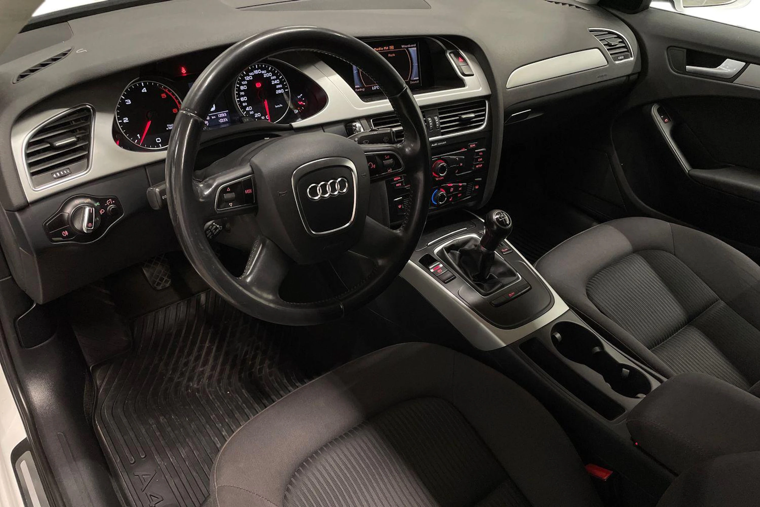 Valkoinen Audi A4 2012 kuva 6.