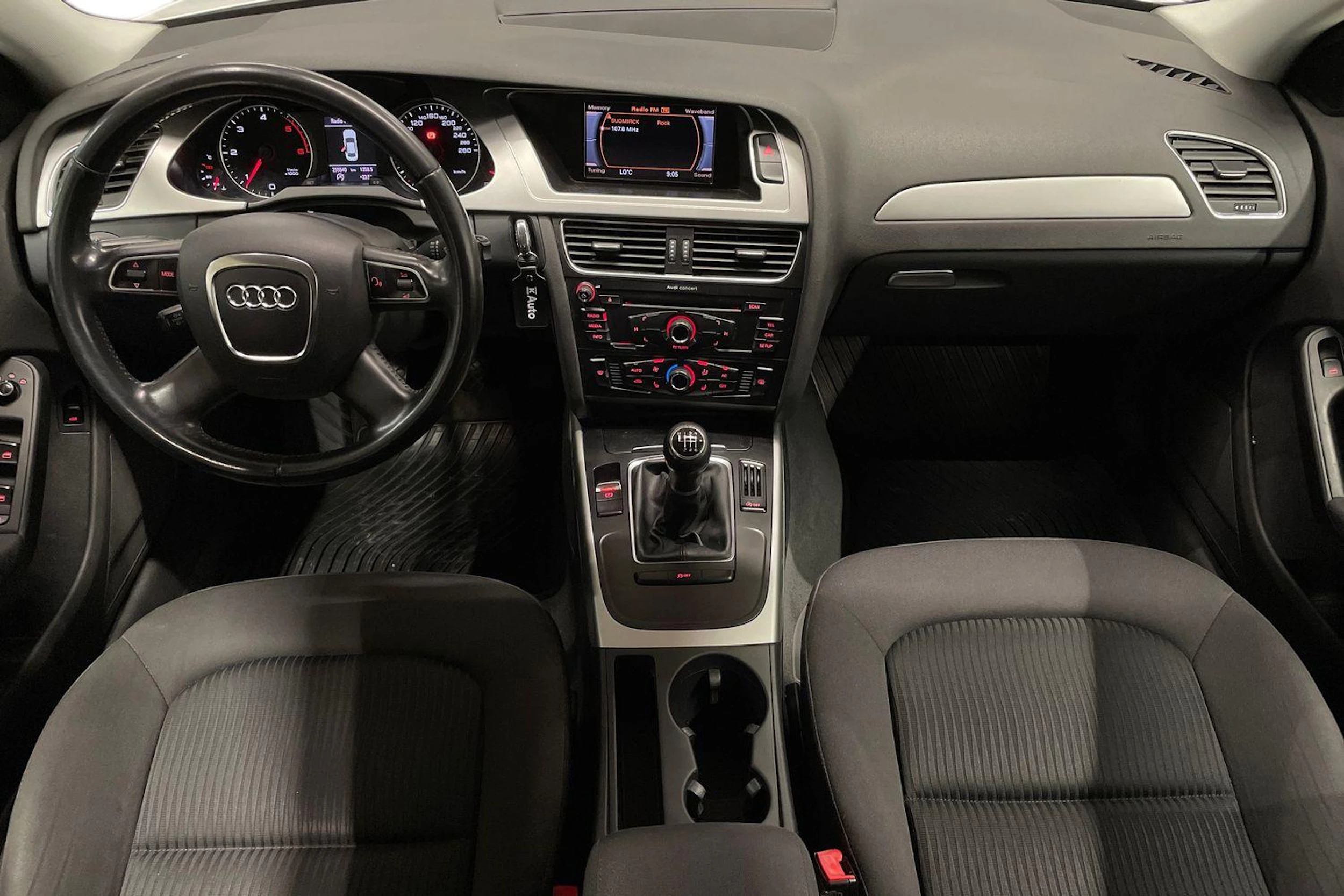 Valkoinen Audi A4 2012 kuva 7.