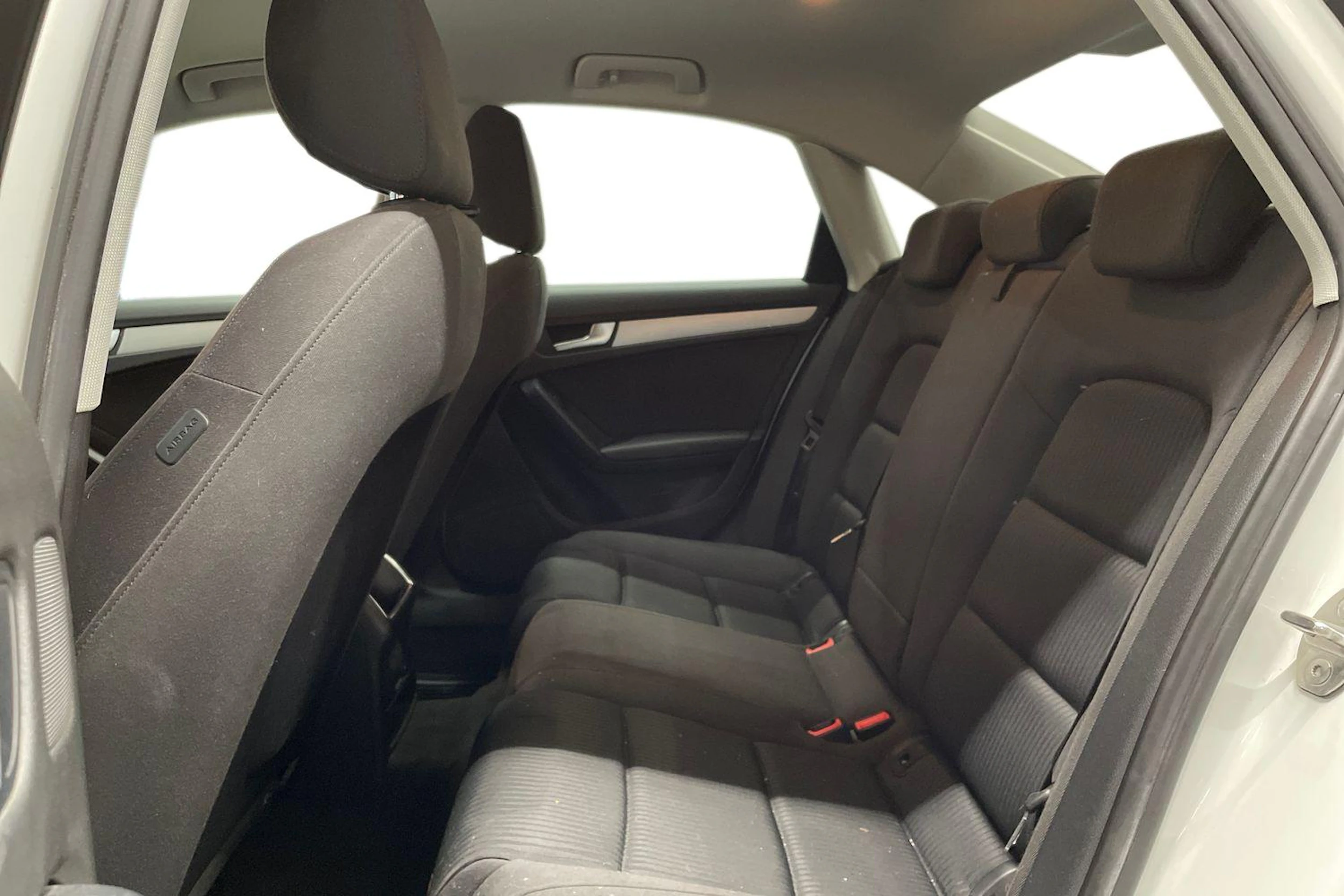 Valkoinen Audi A4 2012 kuva 8.