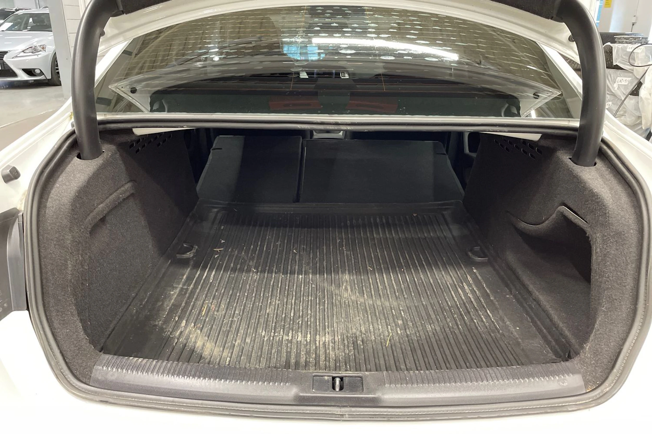 Valkoinen Audi A4 2012 kuva 12.