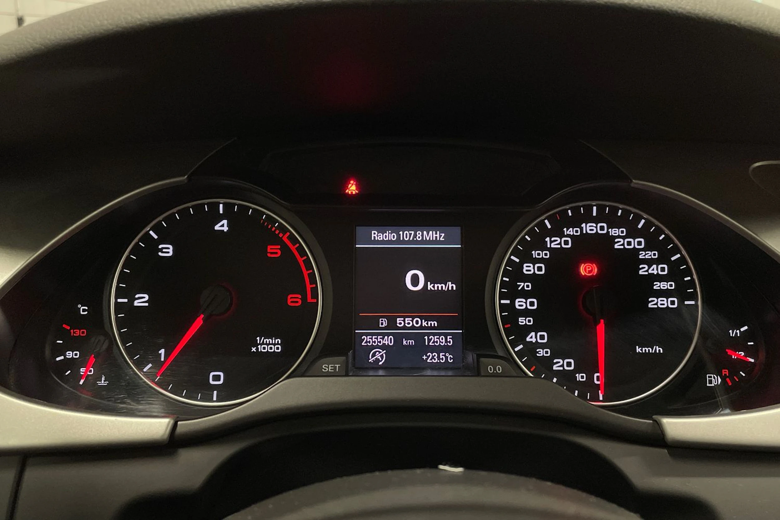 Valkoinen Audi A4 2012 kuva 13.