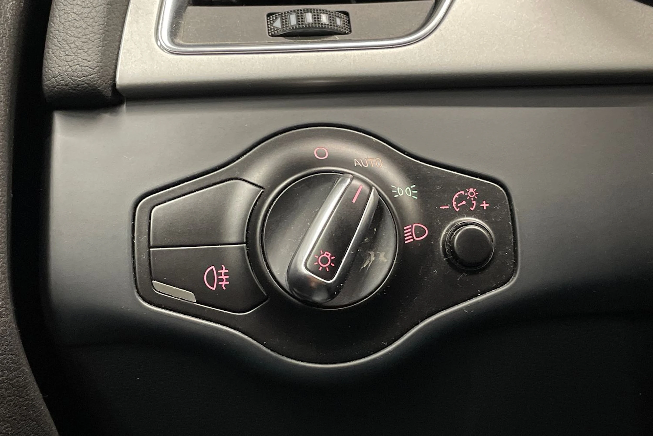 Valkoinen Audi A4 2012 kuva 15.