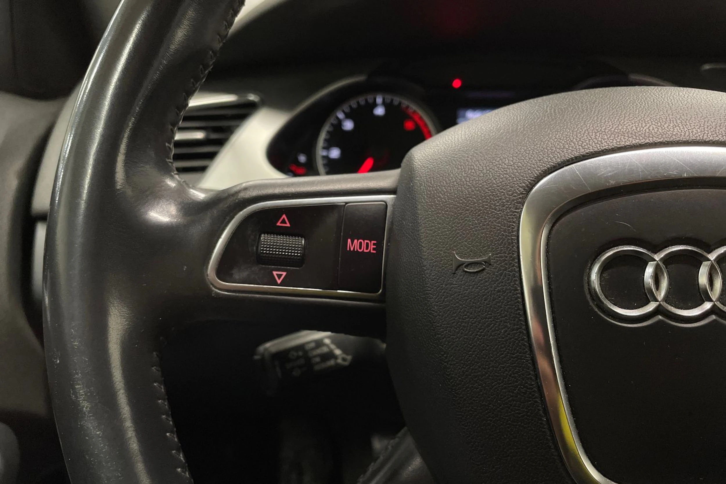 Valkoinen Audi A4 2012 kuva 16.