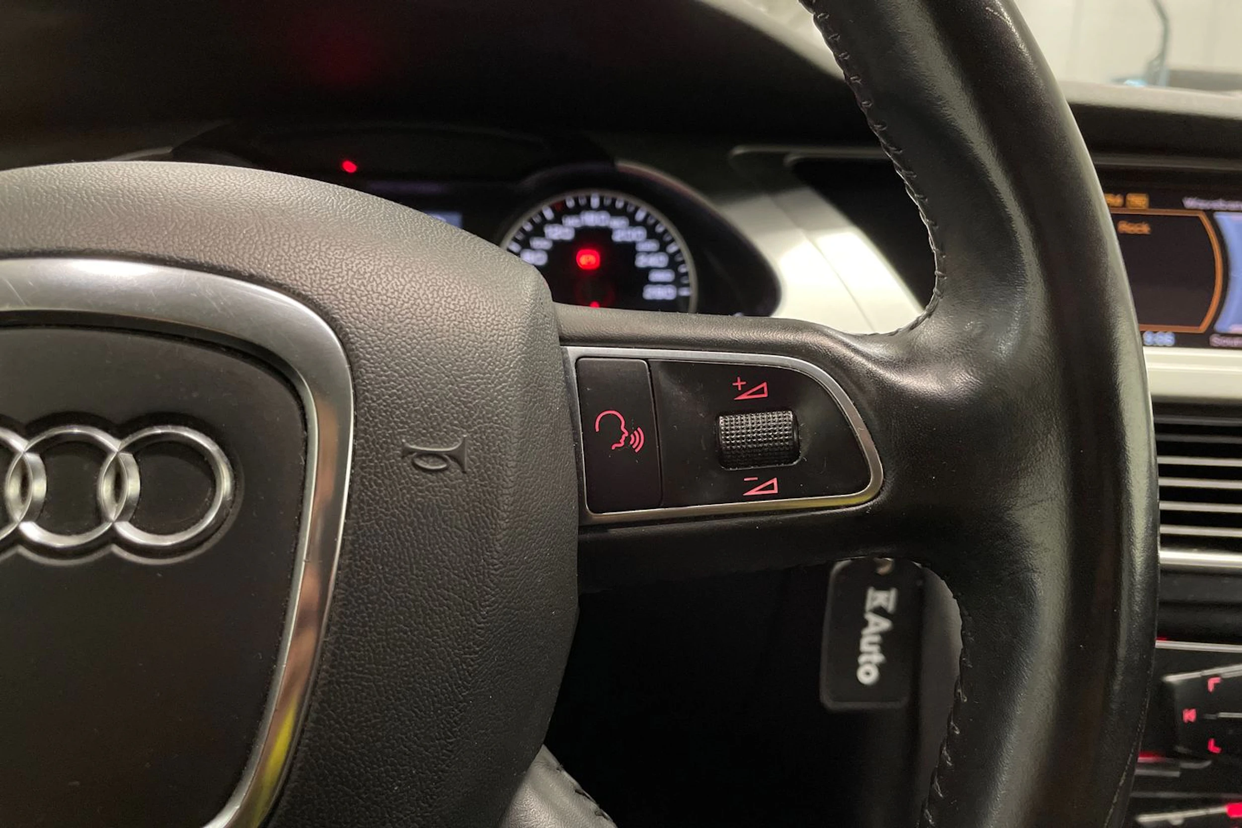 Valkoinen Audi A4 2012 kuva 17.