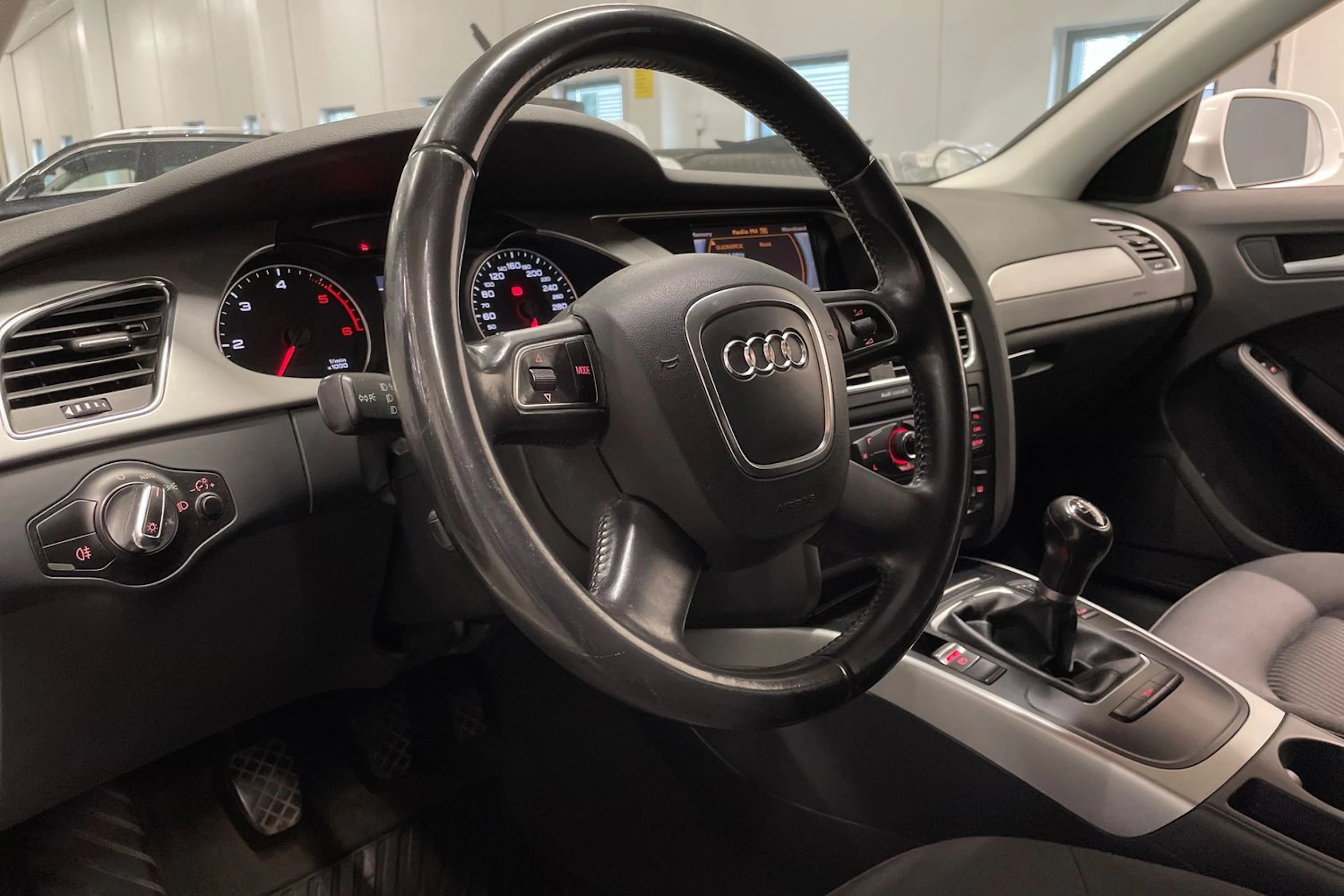 Valkoinen Audi A4 2012 kuva 19.