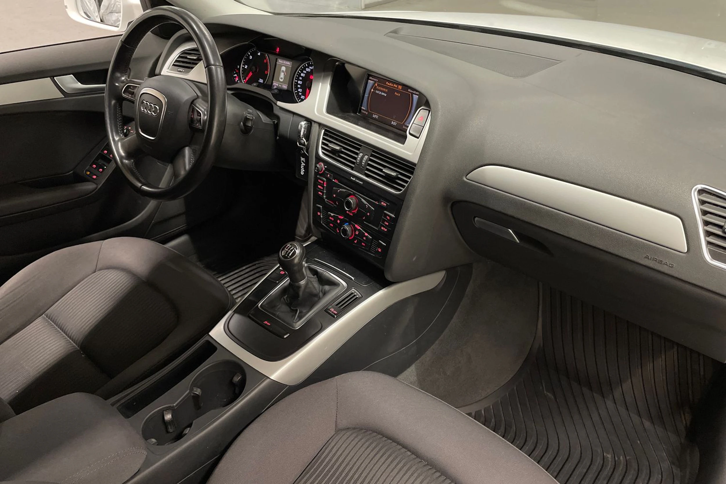 Valkoinen Audi A4 2012 kuva 21.