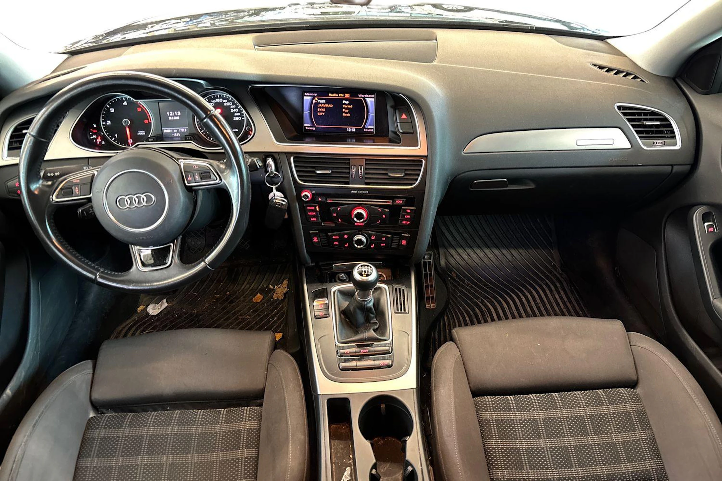 Sininen Audi A4 2012 kuva 7.