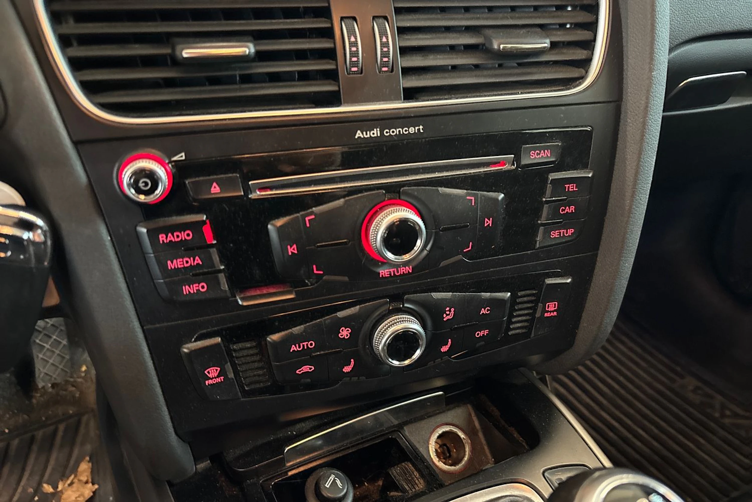 Sininen Audi A4 2012 kuva 13.