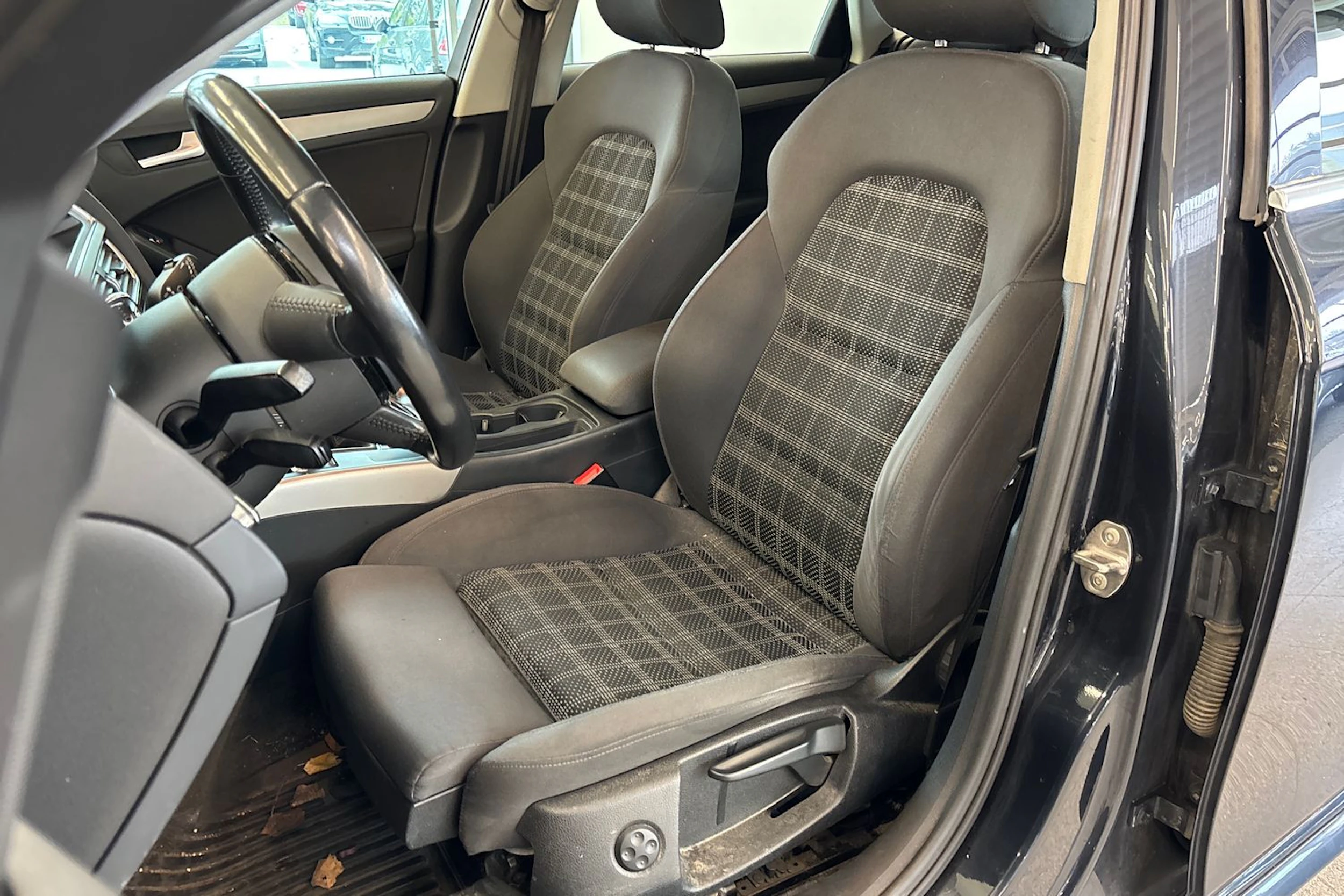 Sininen Audi A4 2012 kuva 16.