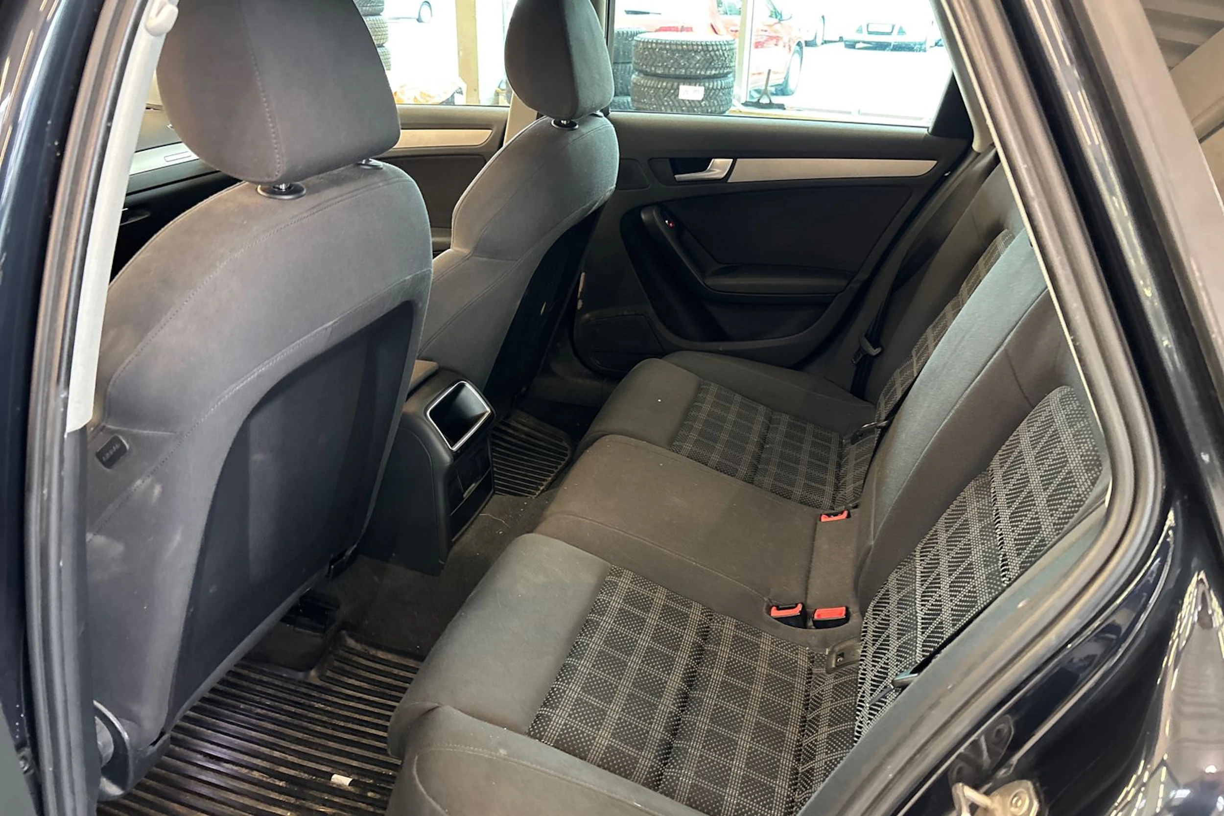 Sininen Audi A4 2012 kuva 17.