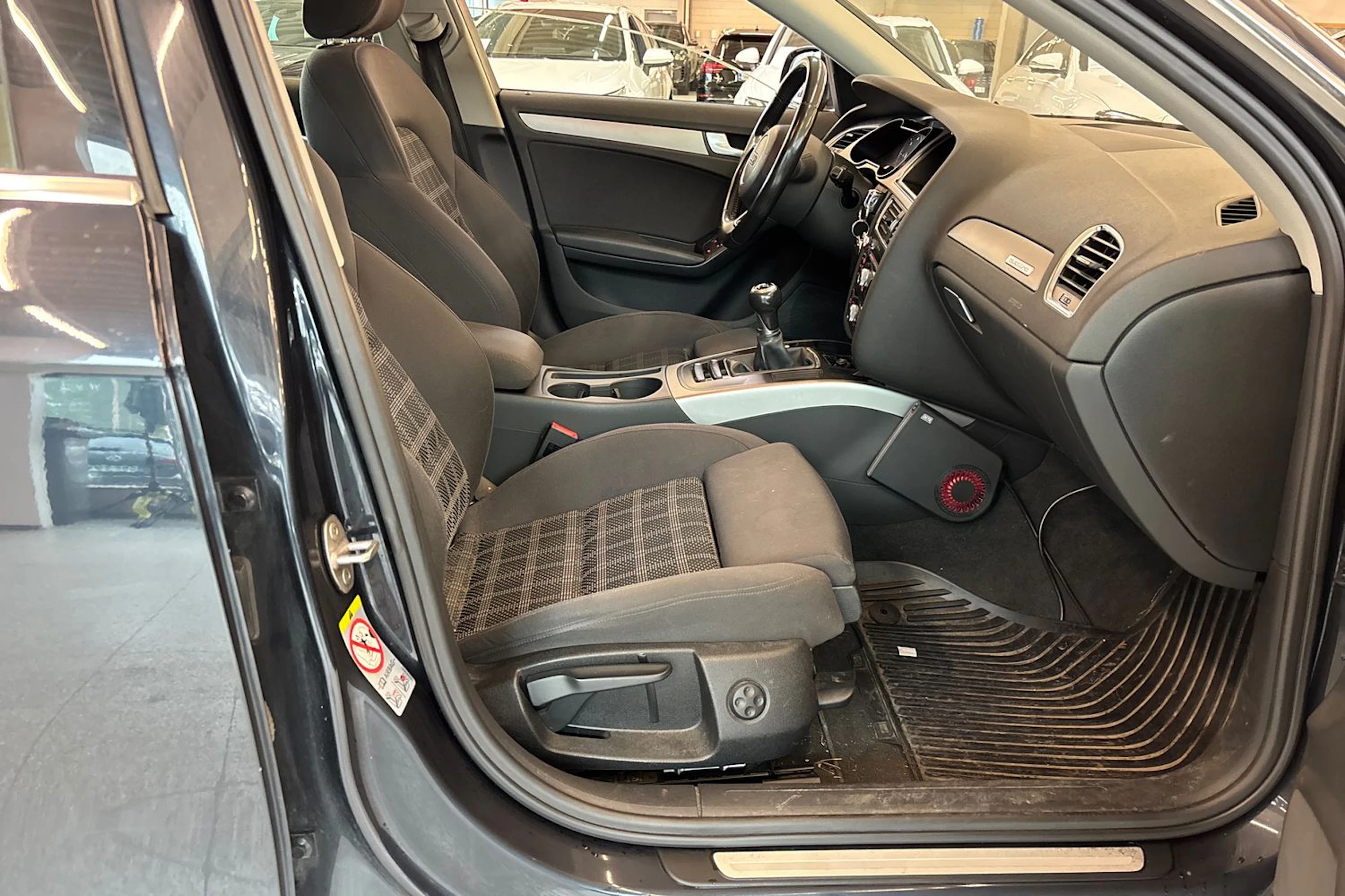 Sininen Audi A4 2012 kuva 19.