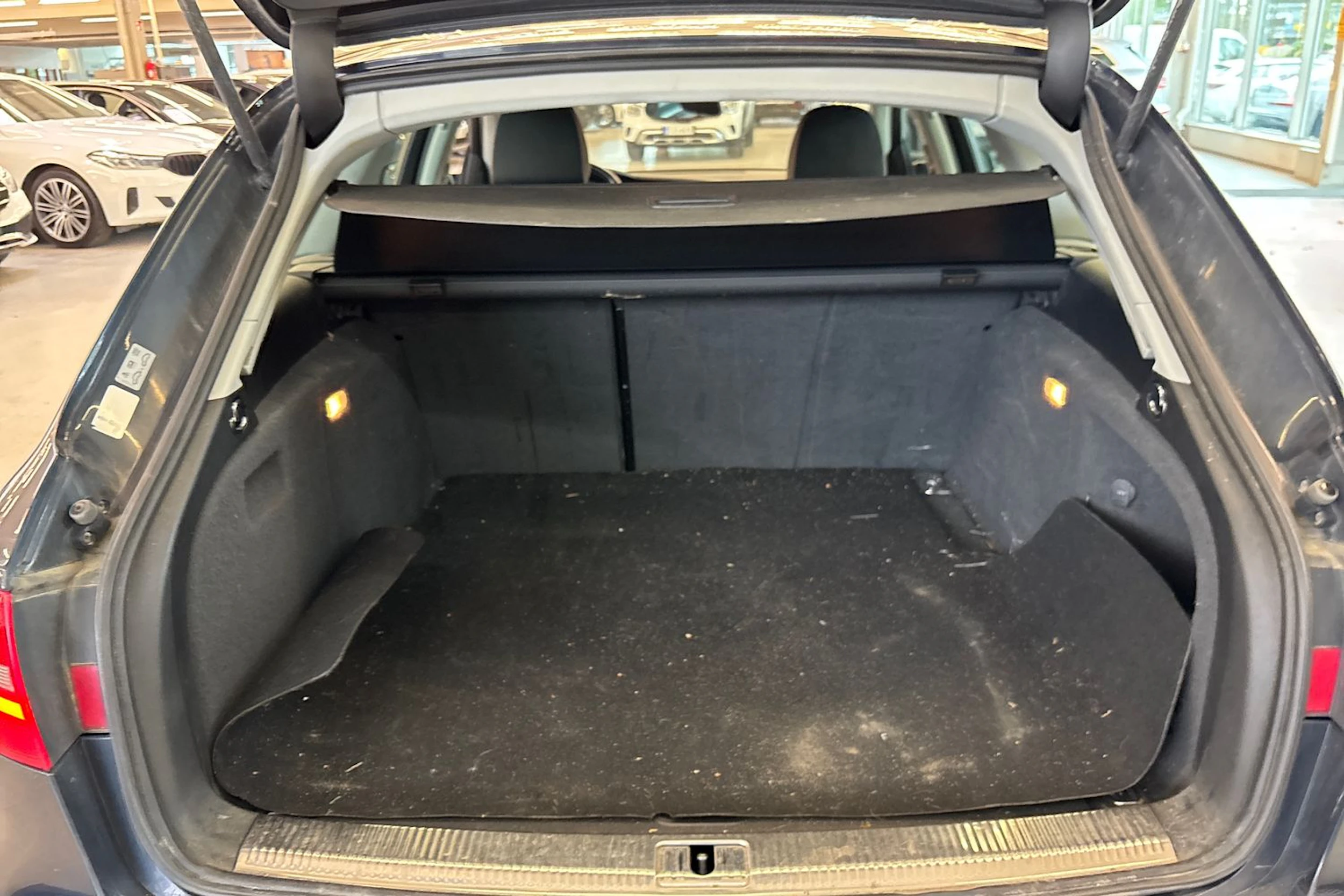 Sininen Audi A4 2012 kuva 20.