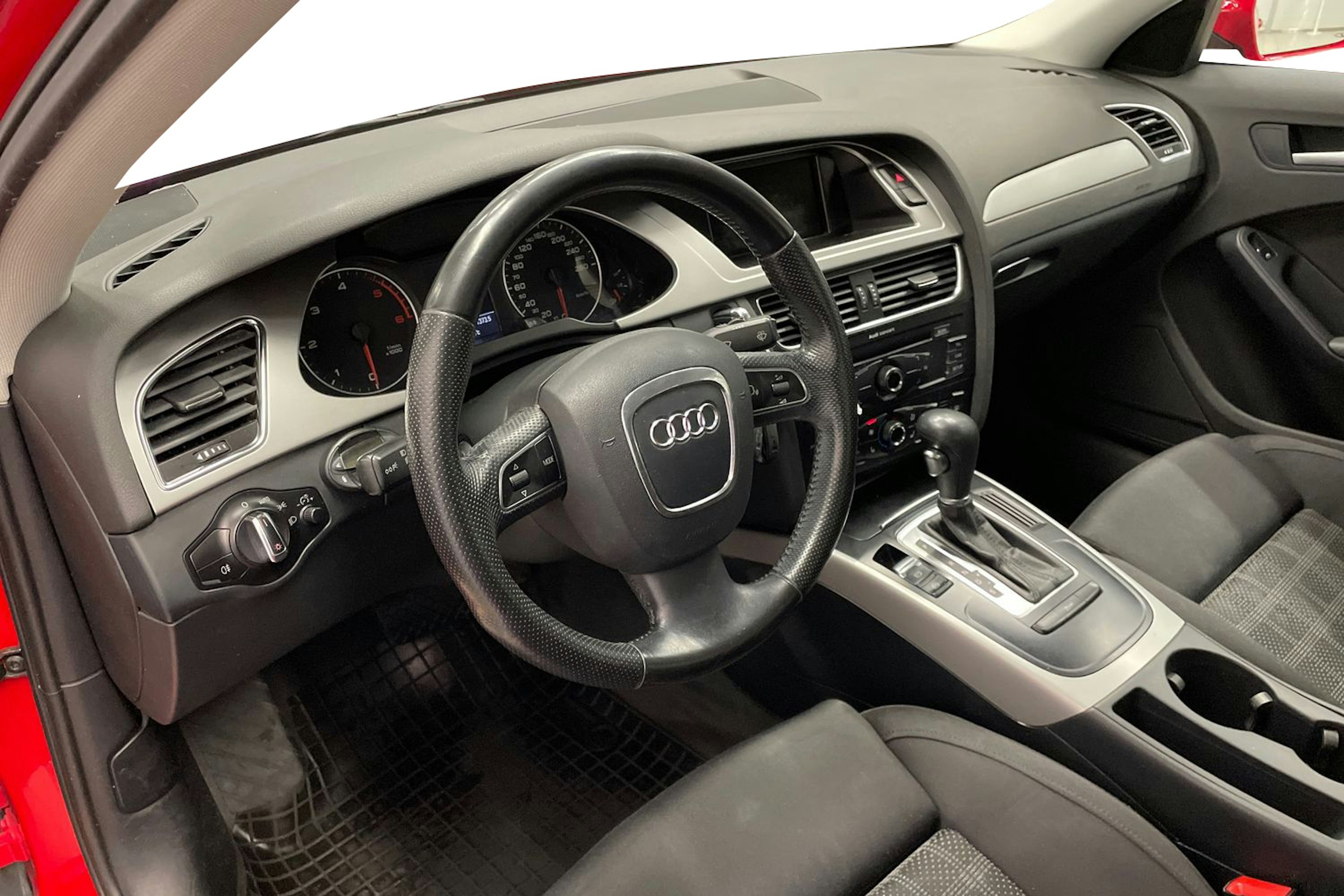 punainen Audi A4 2012 kuva 6.