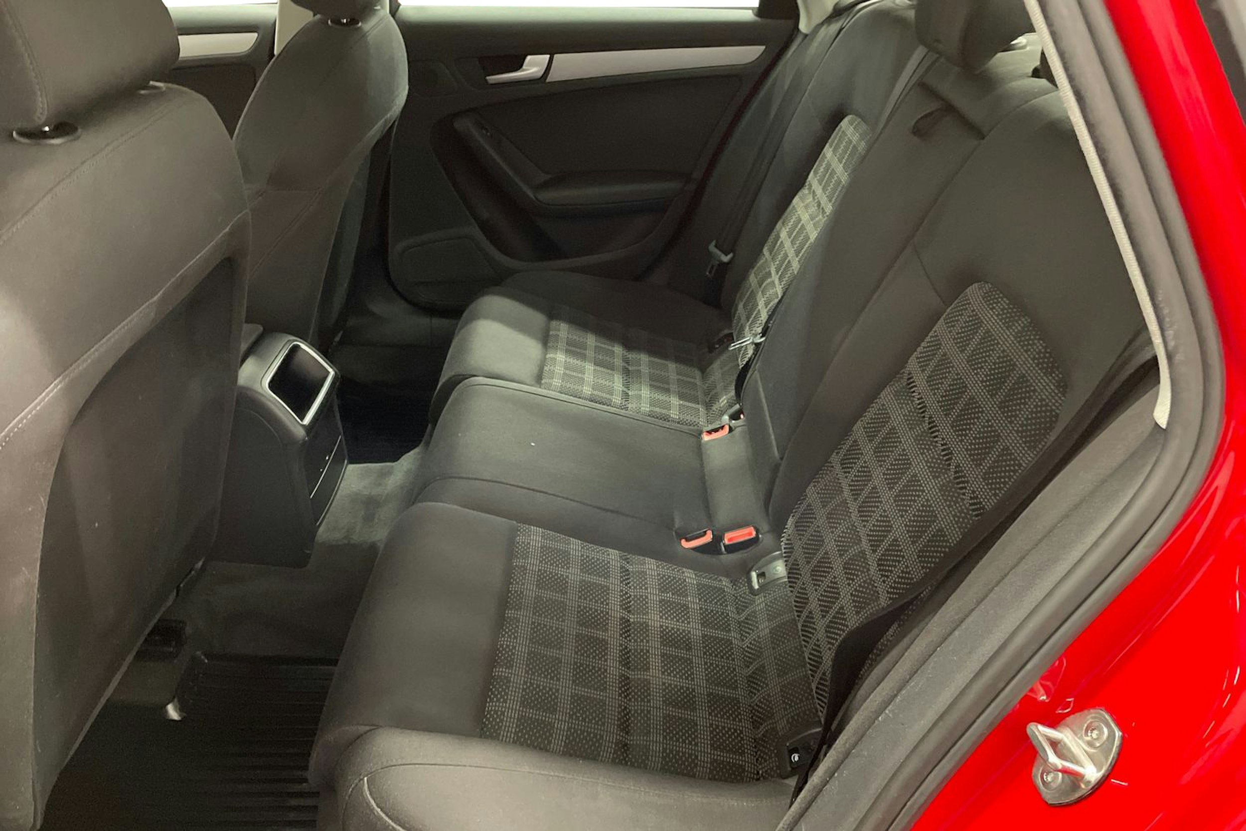 punainen Audi A4 2012 kuva 8.