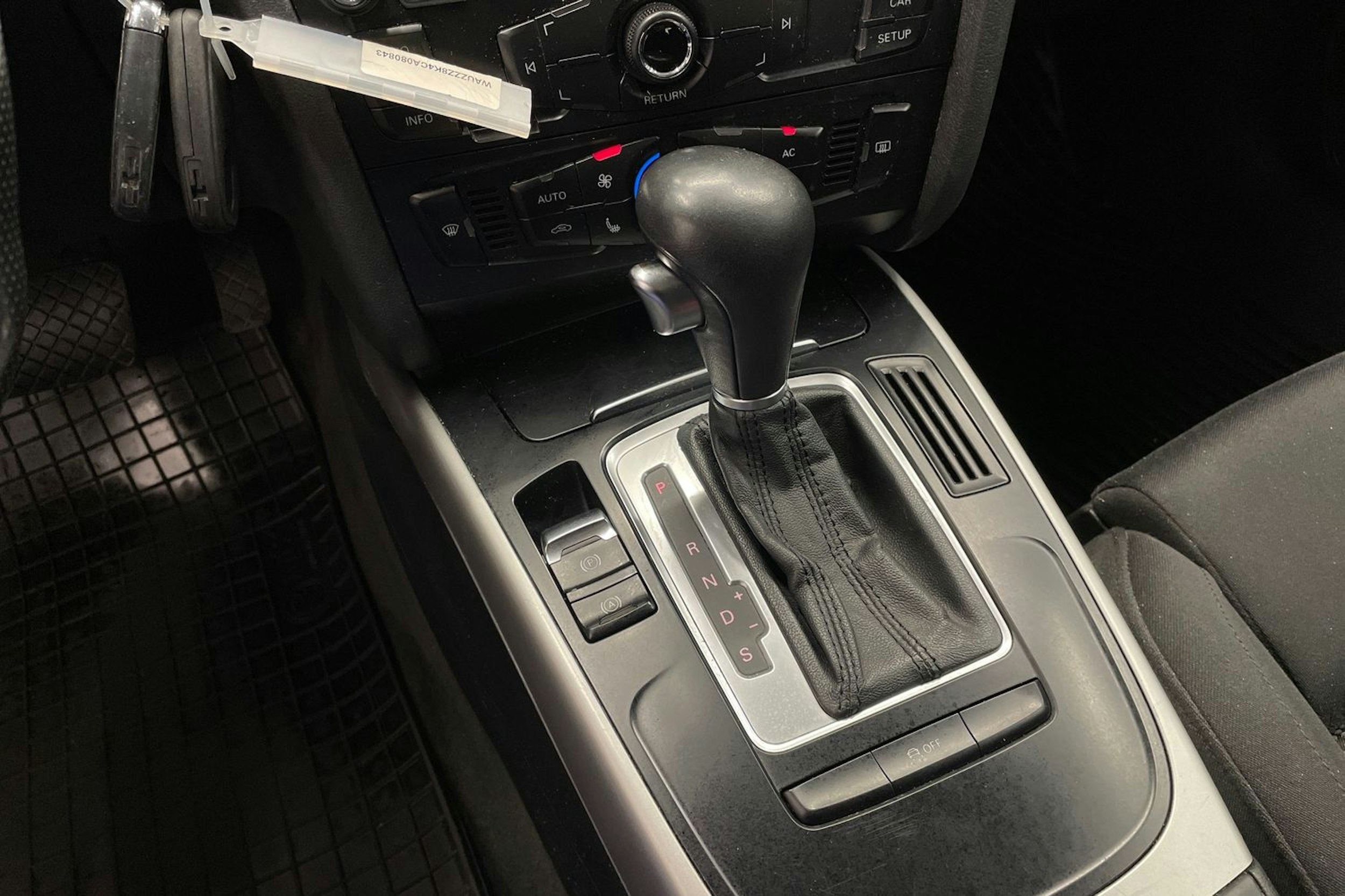 punainen Audi A4 2012 kuva 14.