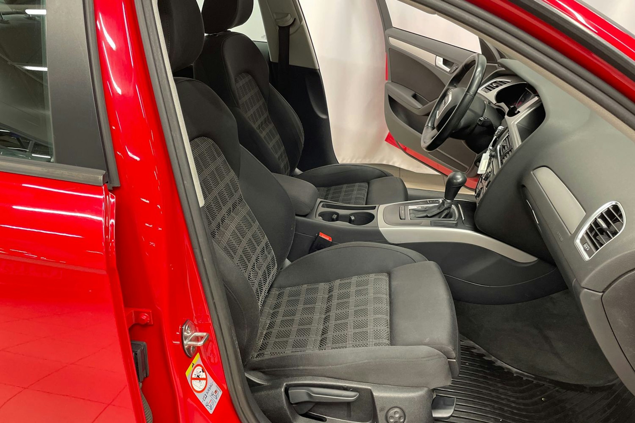 punainen Audi A4 2012 kuva 18.