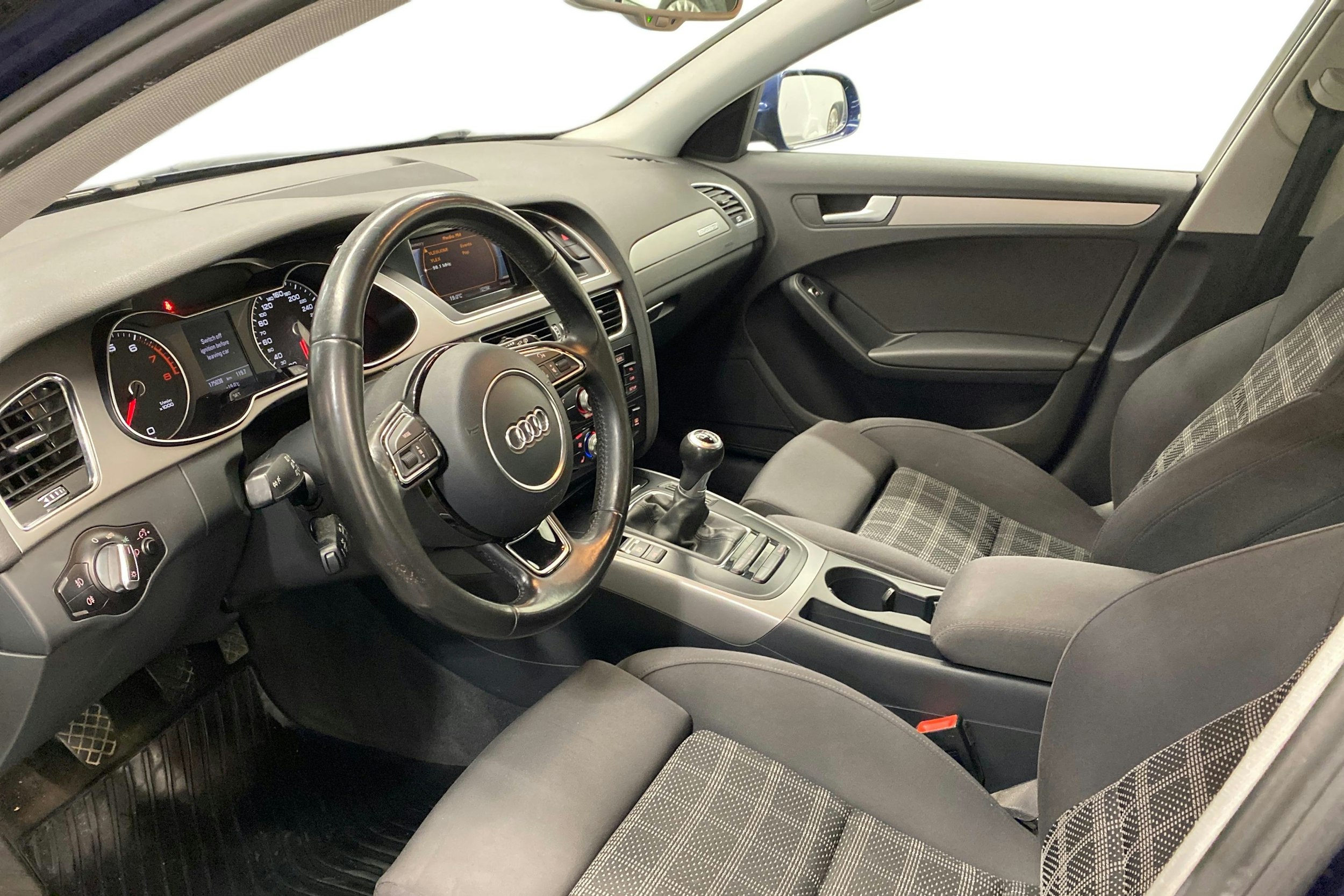 Sininen Audi A4 2013 kuva 7.