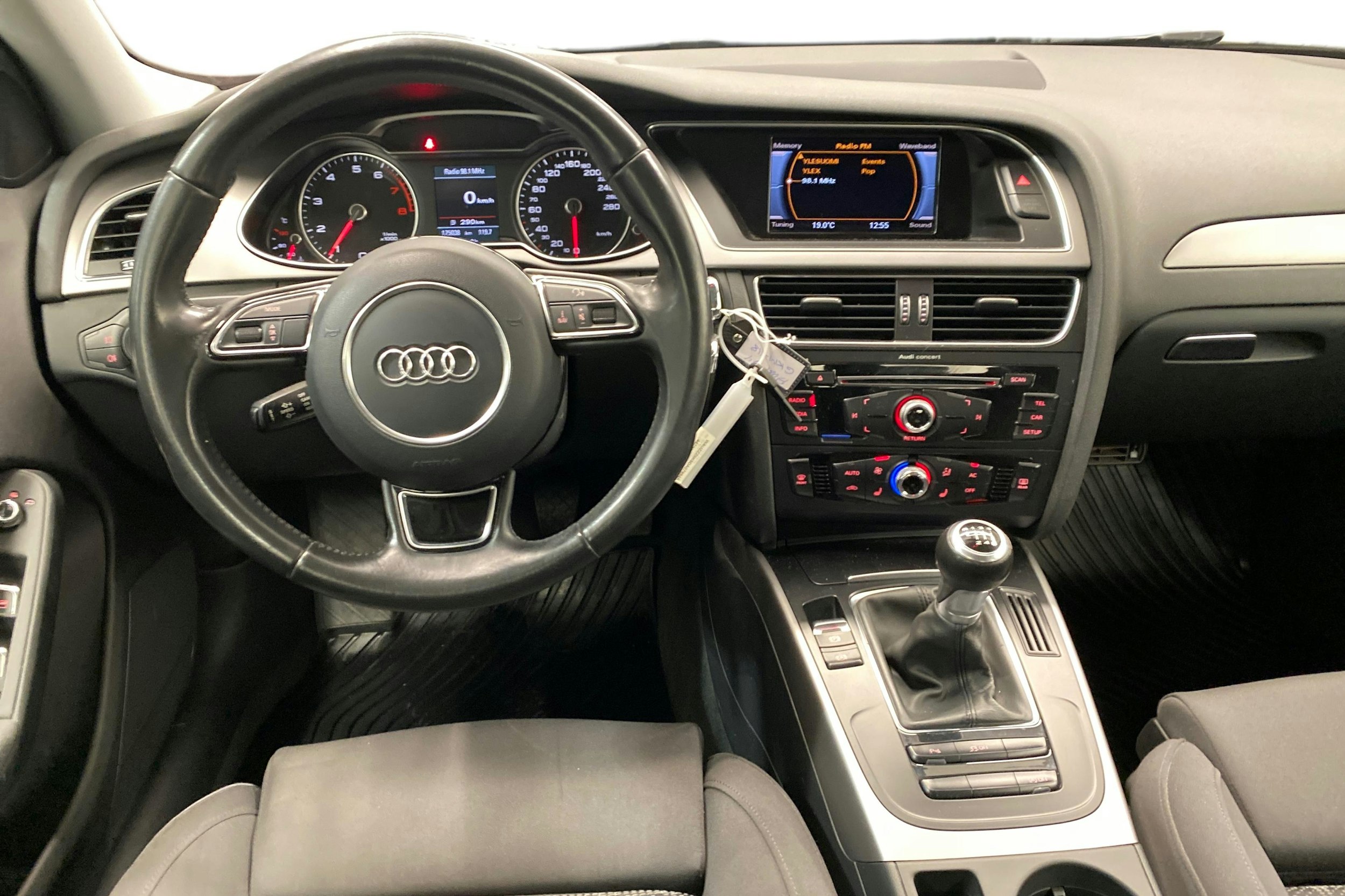 Sininen Audi A4 2013 kuva 9.