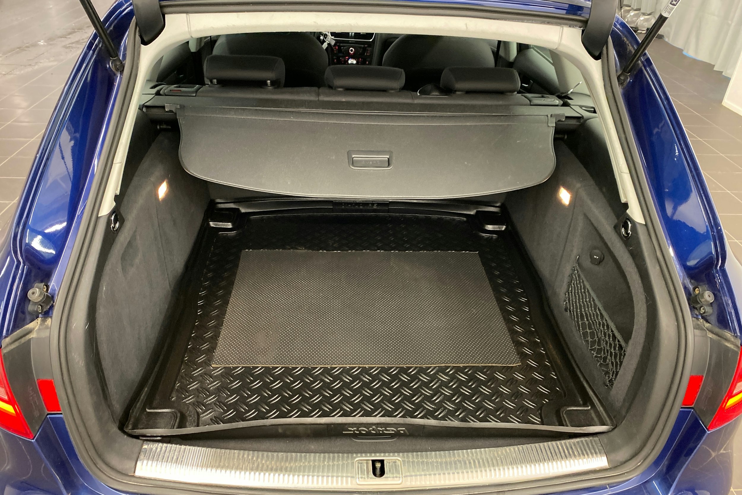 Sininen Audi A4 2013 kuva 14.