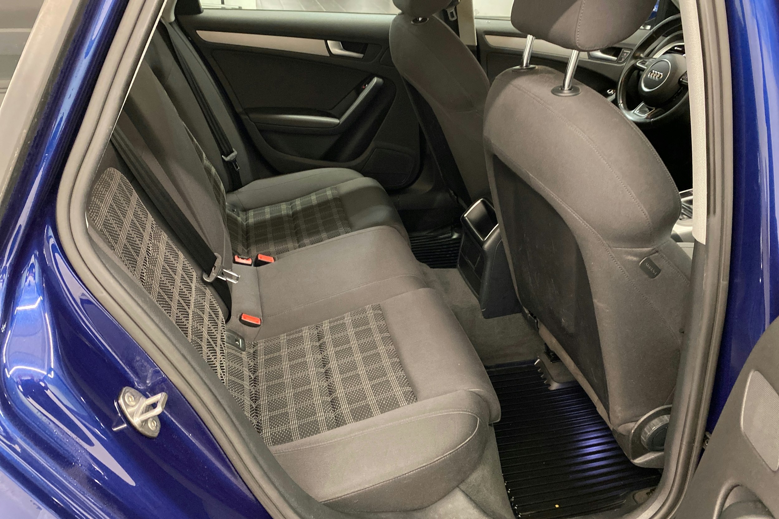 Sininen Audi A4 2013 kuva 15.