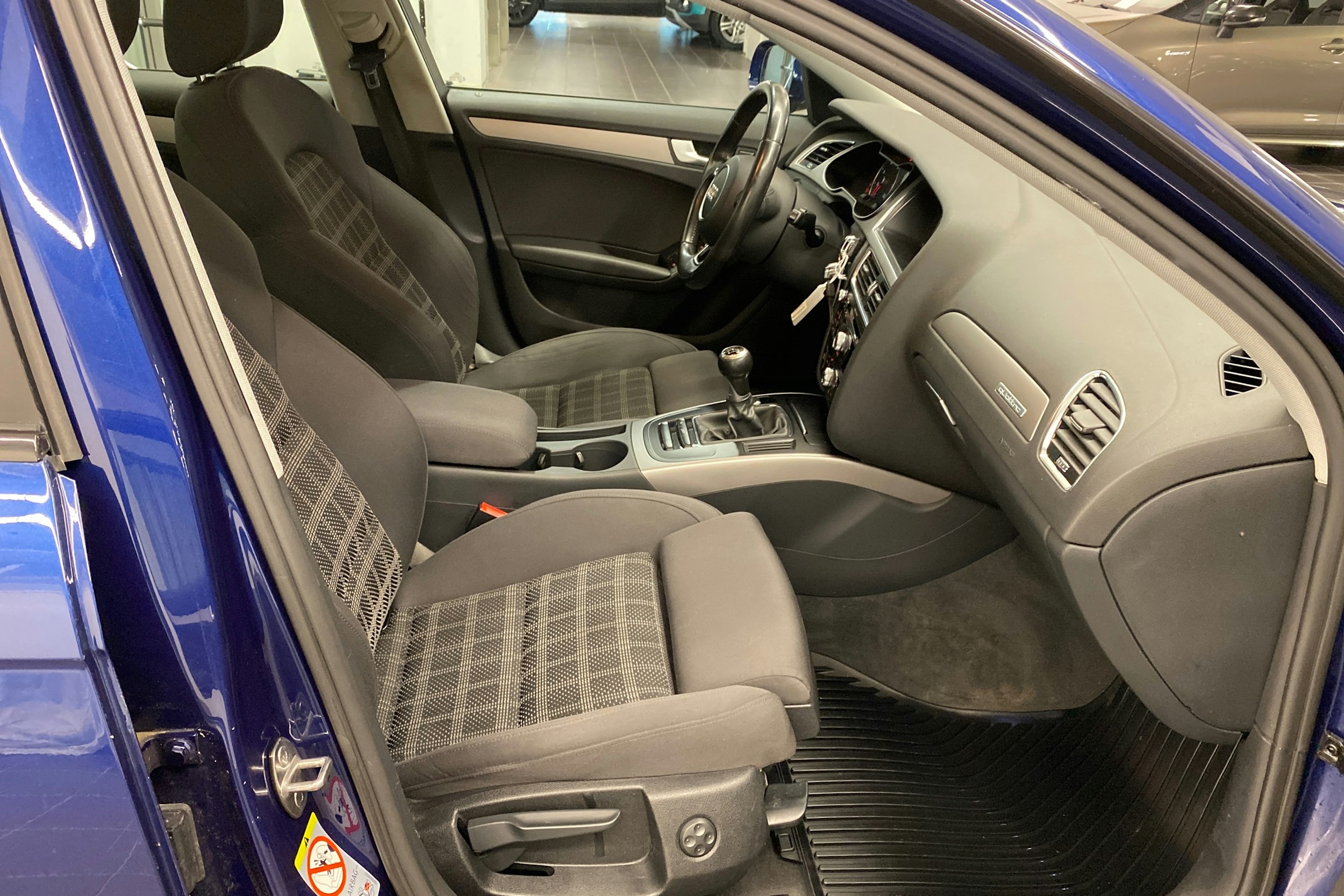 Sininen Audi A4 2013 kuva 16.