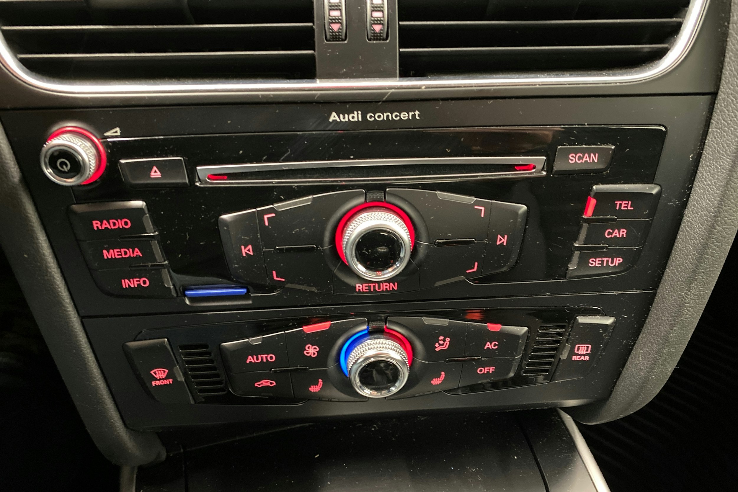 Sininen Audi A4 2013 kuva 21.