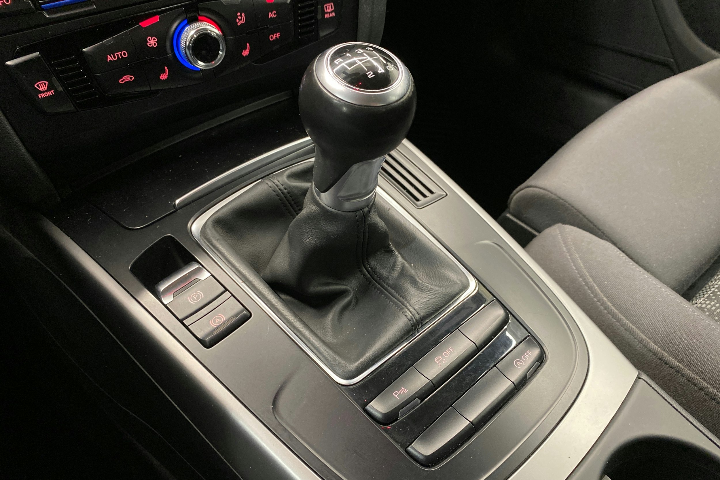 Sininen Audi A4 2013 kuva 22.