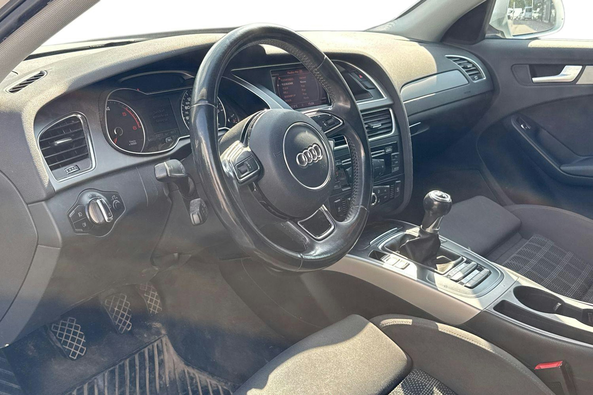 valkoinen Audi A4 2012 kuva 3.