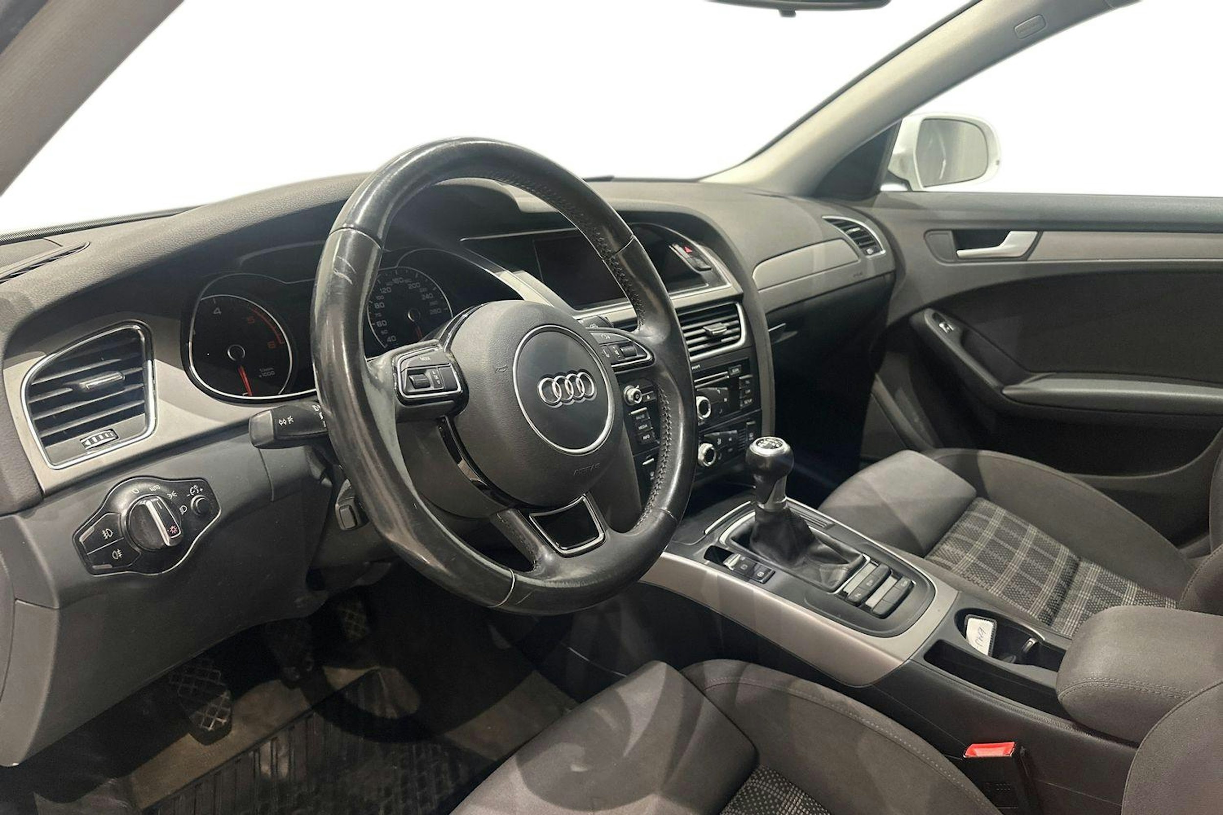 valkoinen Audi A4 2013 kuva 7.