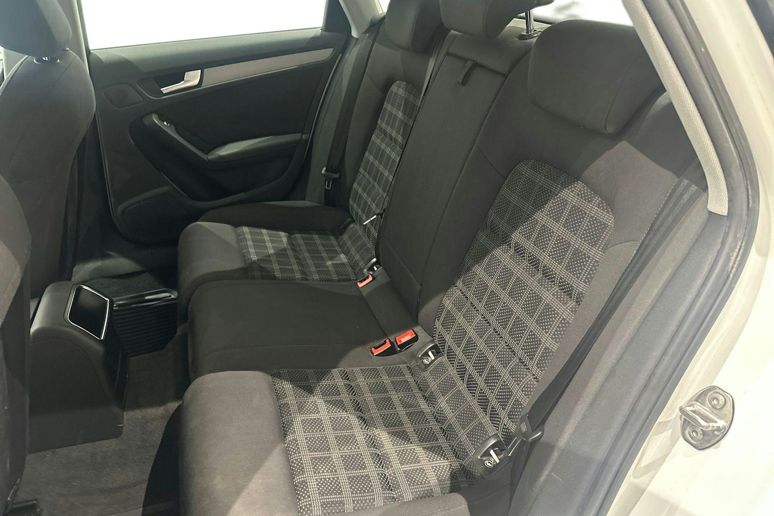 valkoinen Audi A4 2013 kuva 10.