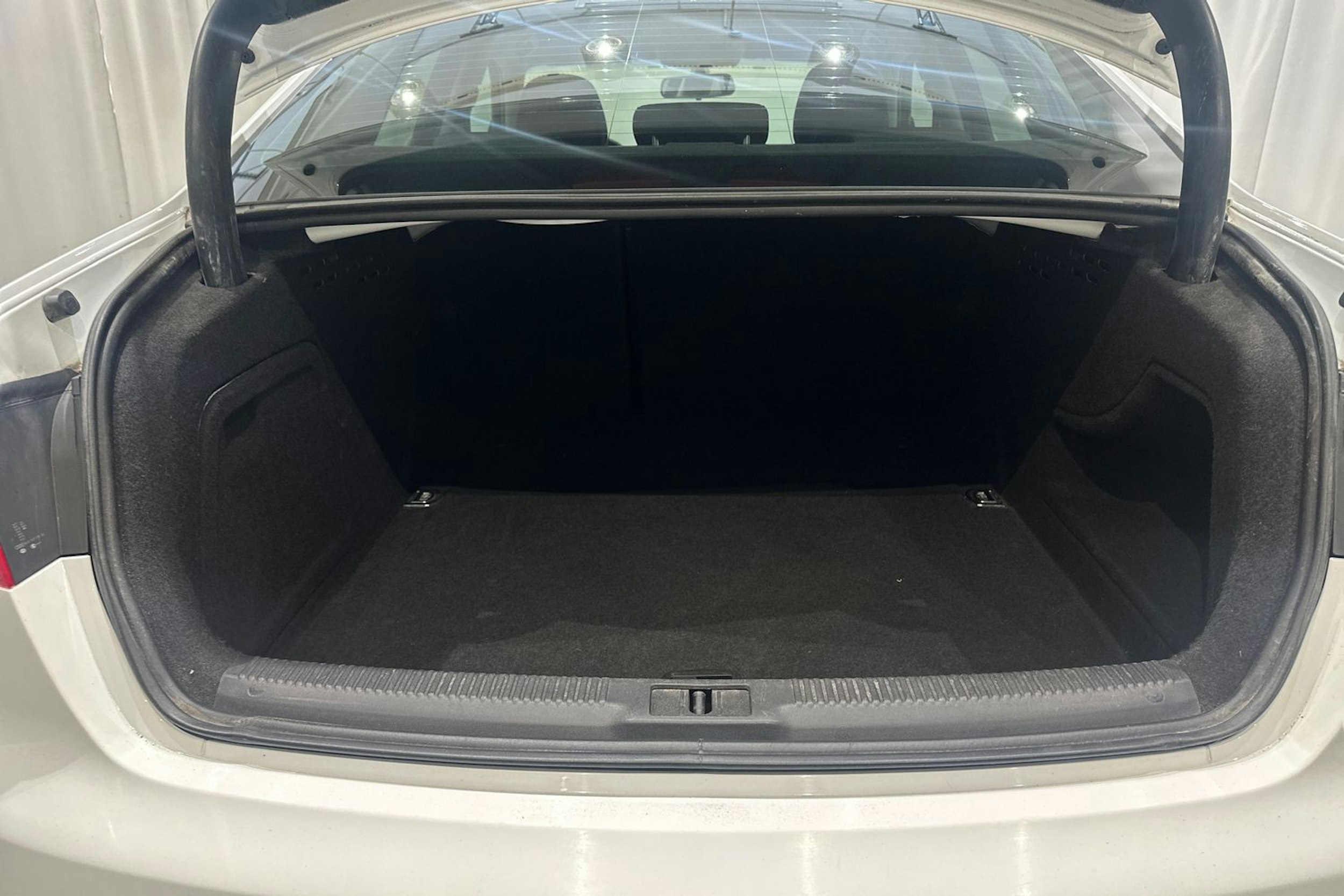 valkoinen Audi A4 2013 kuva 15.