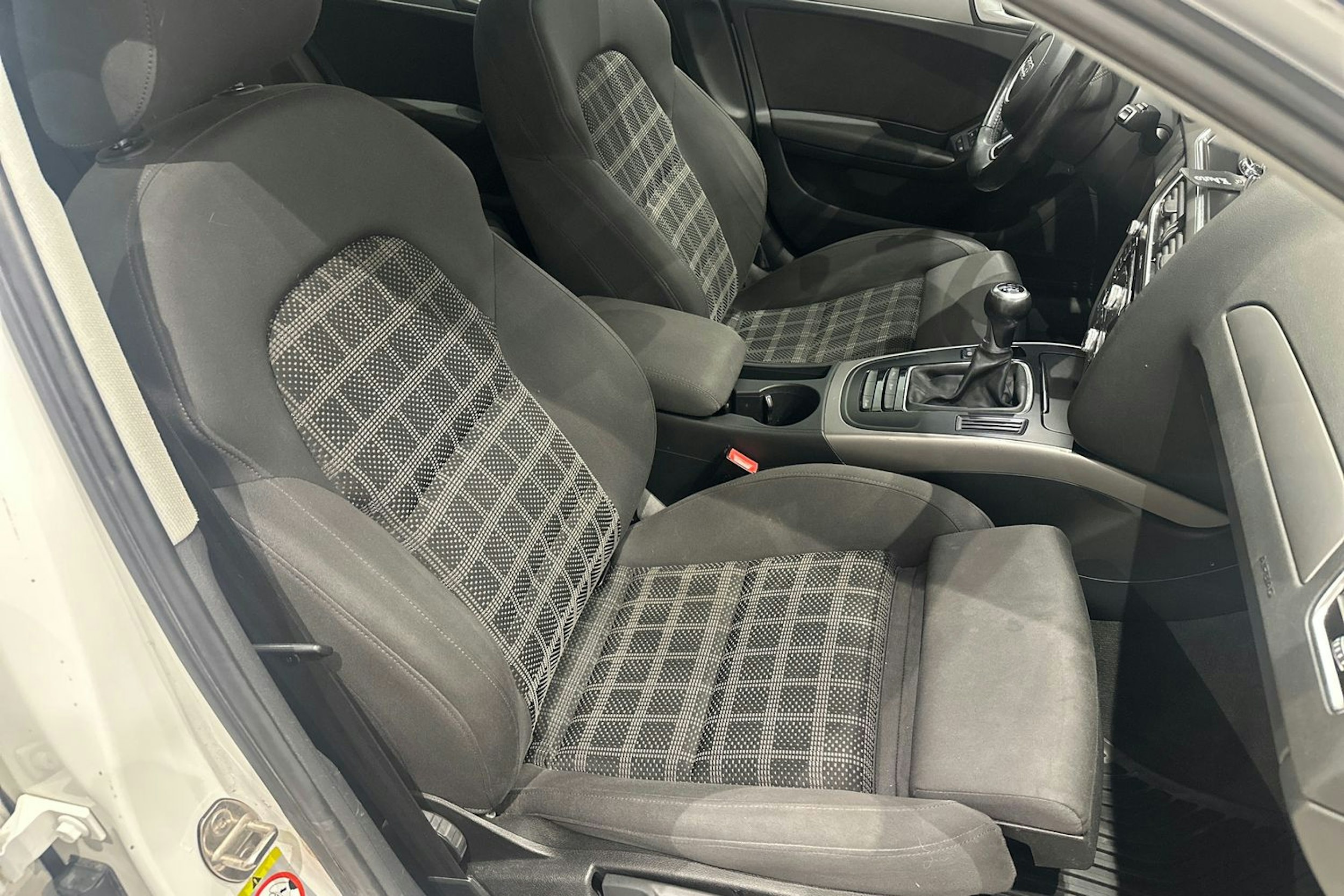 valkoinen Audi A4 2013 kuva 16.