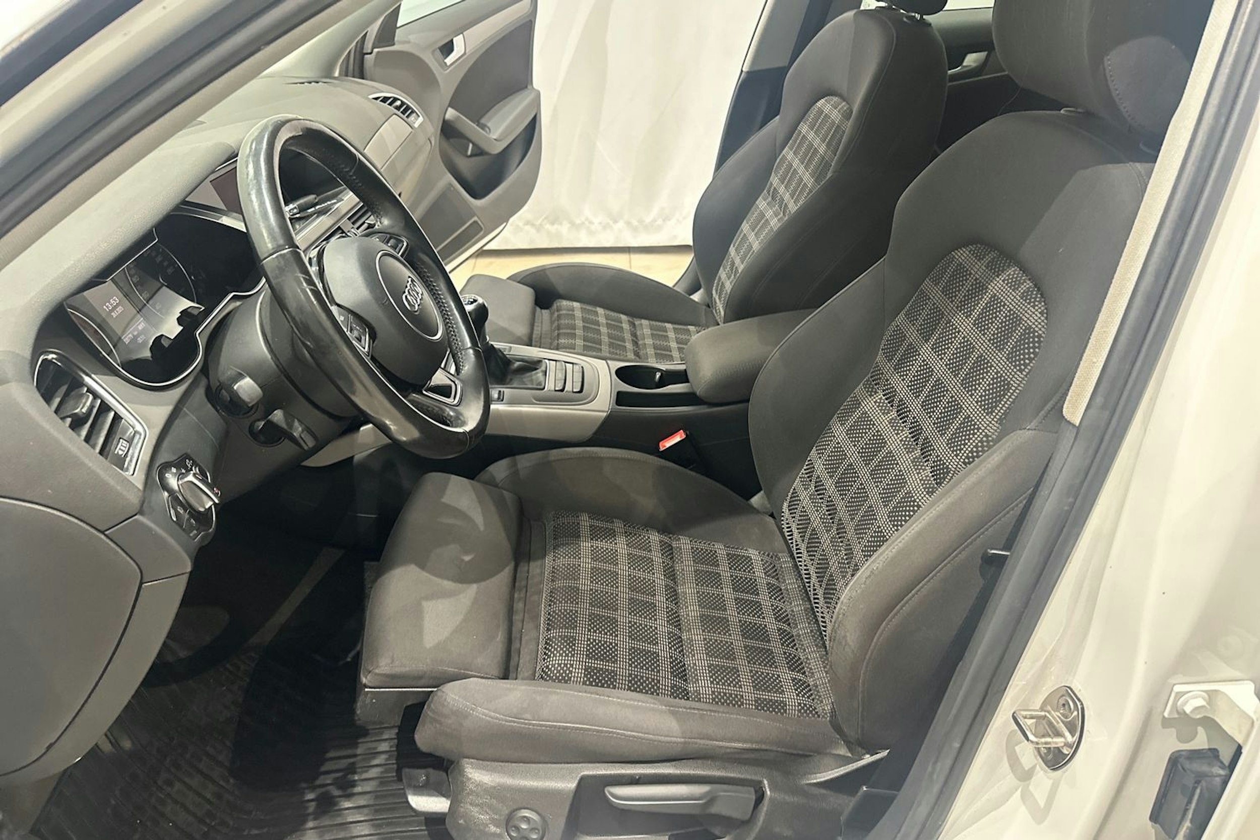 valkoinen Audi A4 2013 kuva 17.