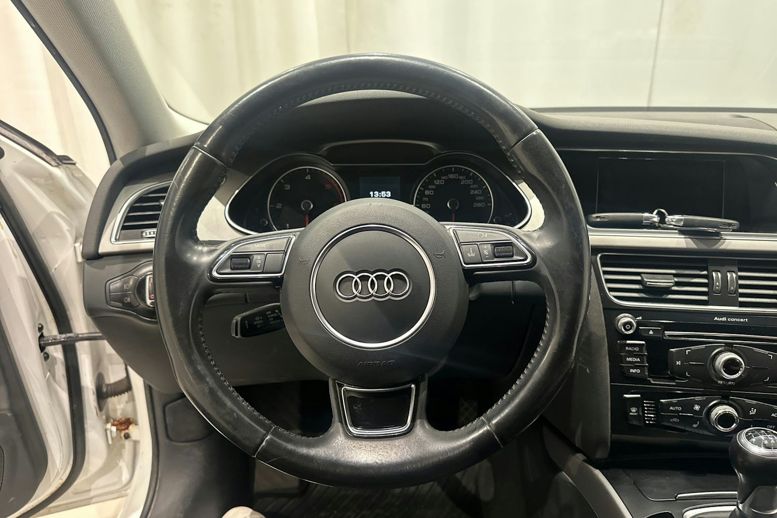 valkoinen Audi A4 2013 kuva 18.