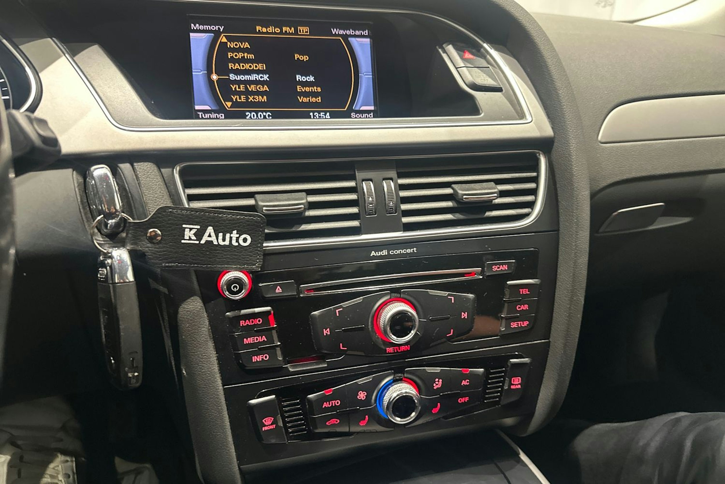 valkoinen Audi A4 2013 kuva 20.