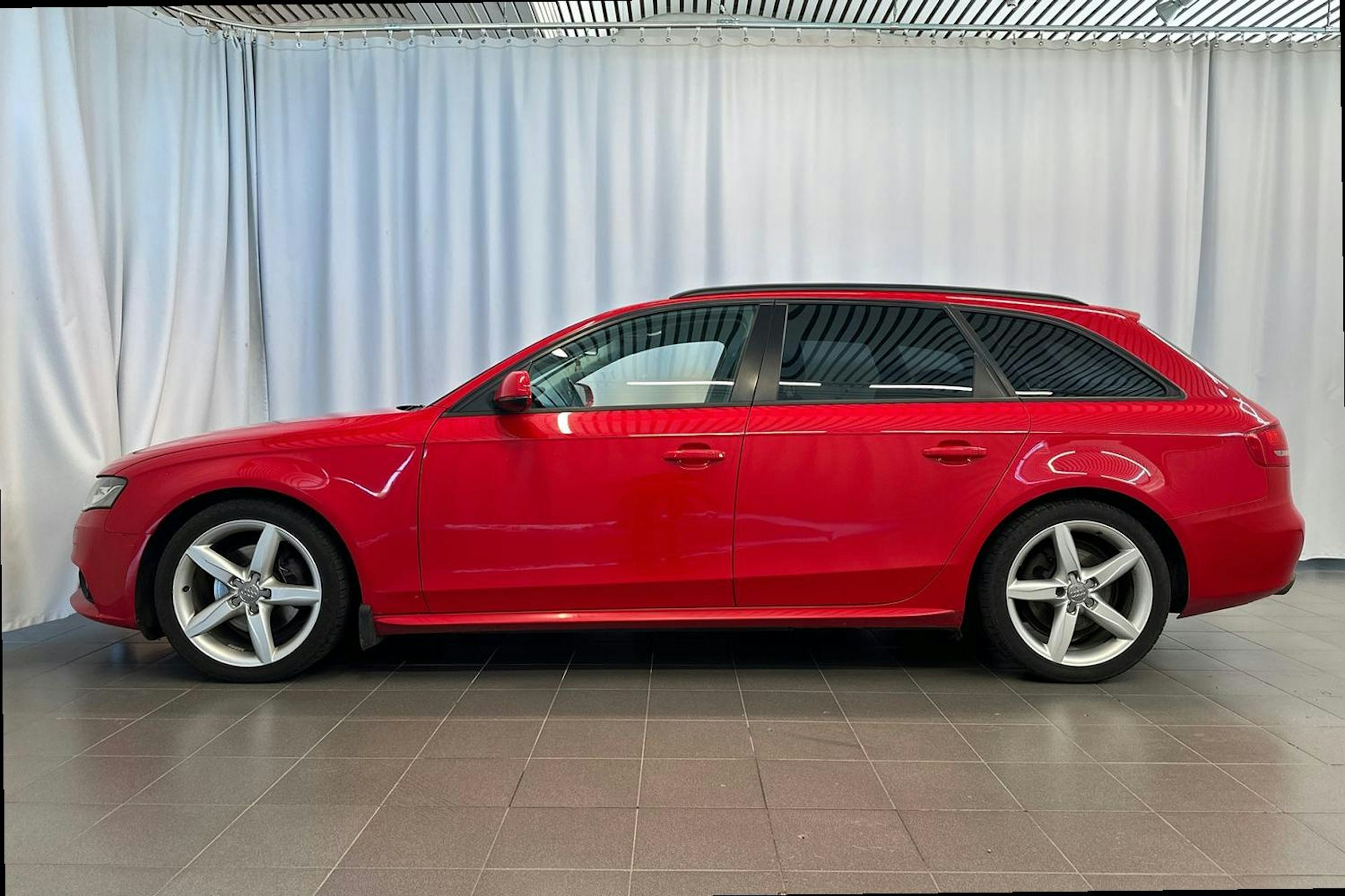 punainen Audi A4 2012 kuva 6.
